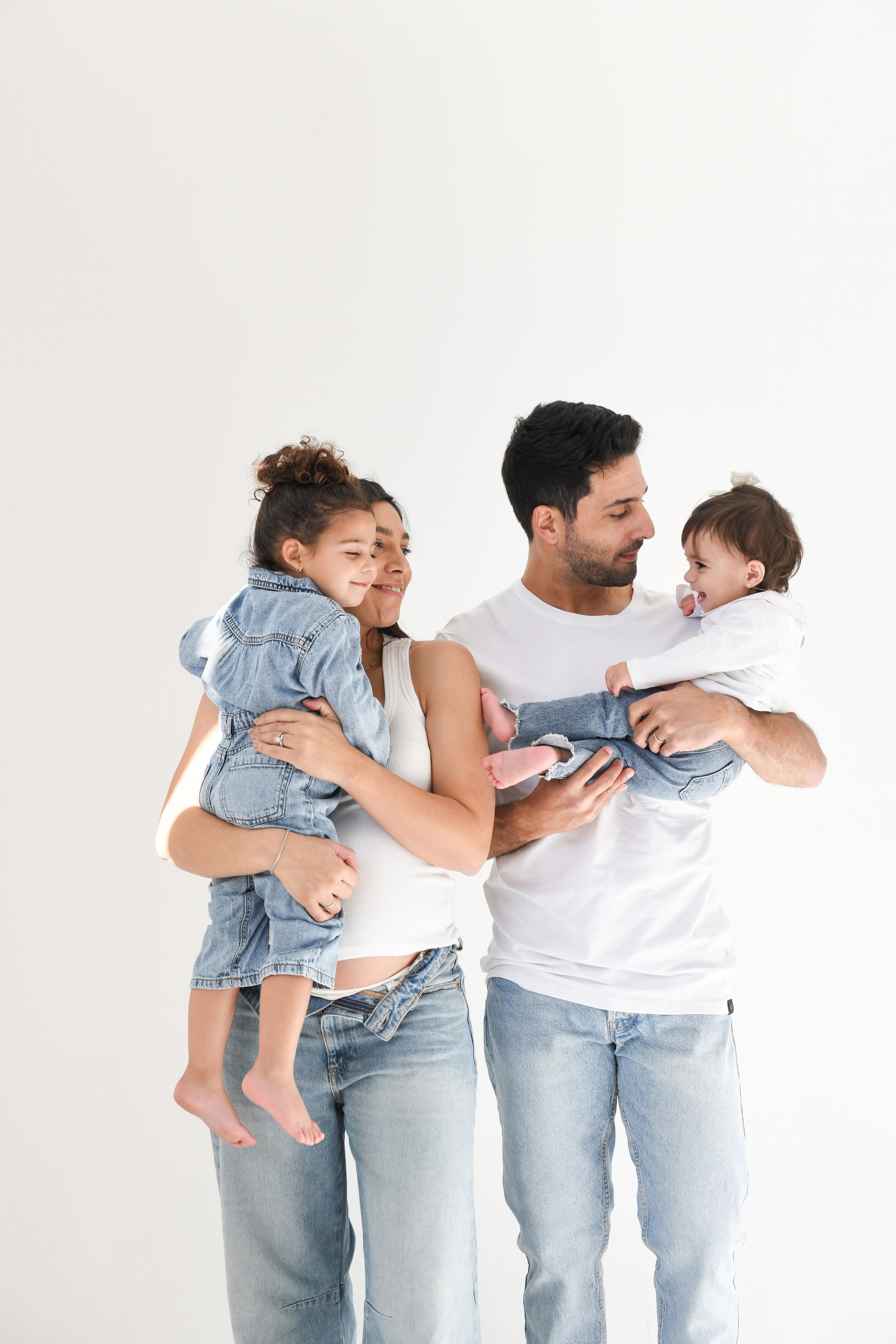 Eliya's family. צלמת ולדה