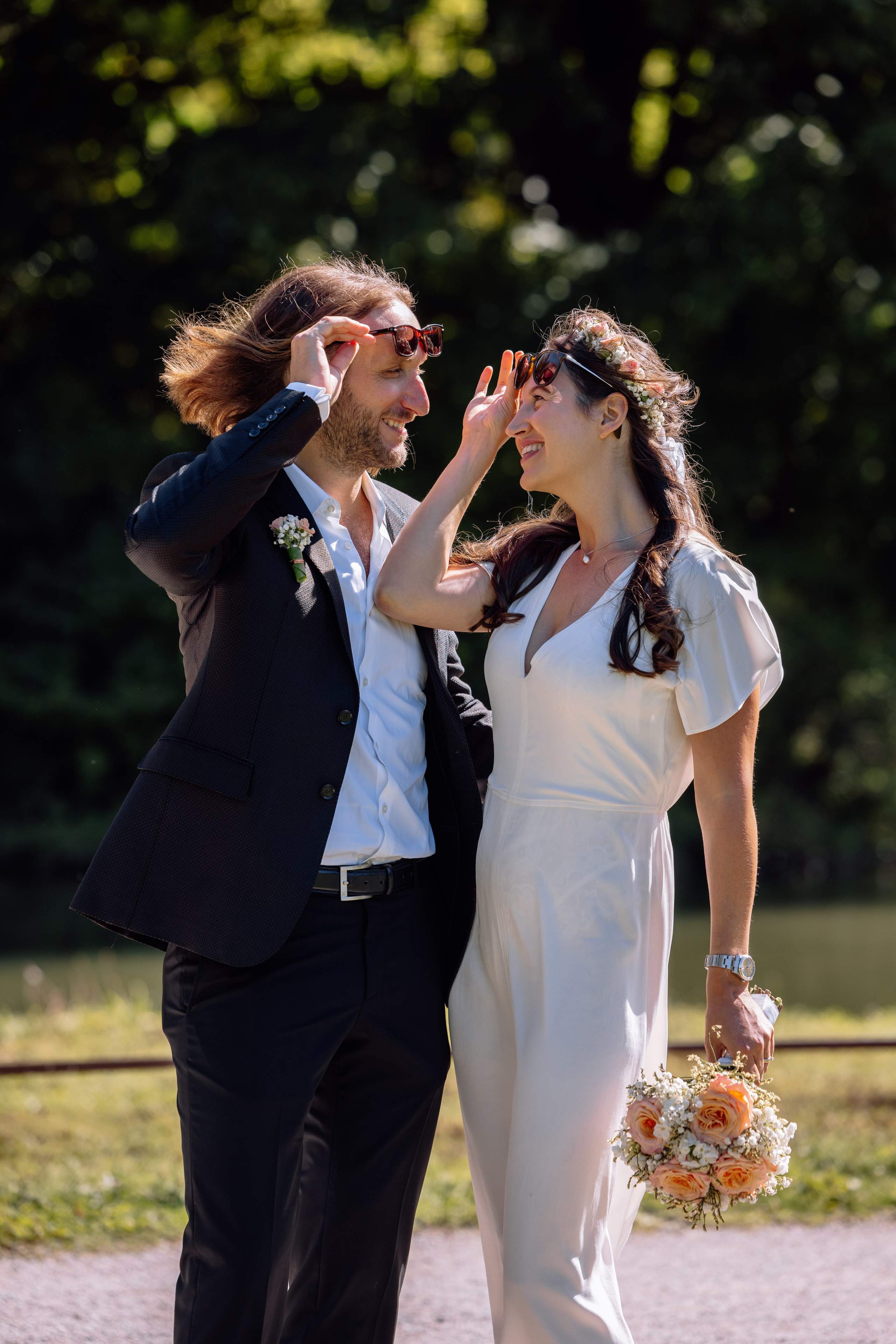 Brautpaar im Englischen Garten München – umarmt sich und lächelt einander an