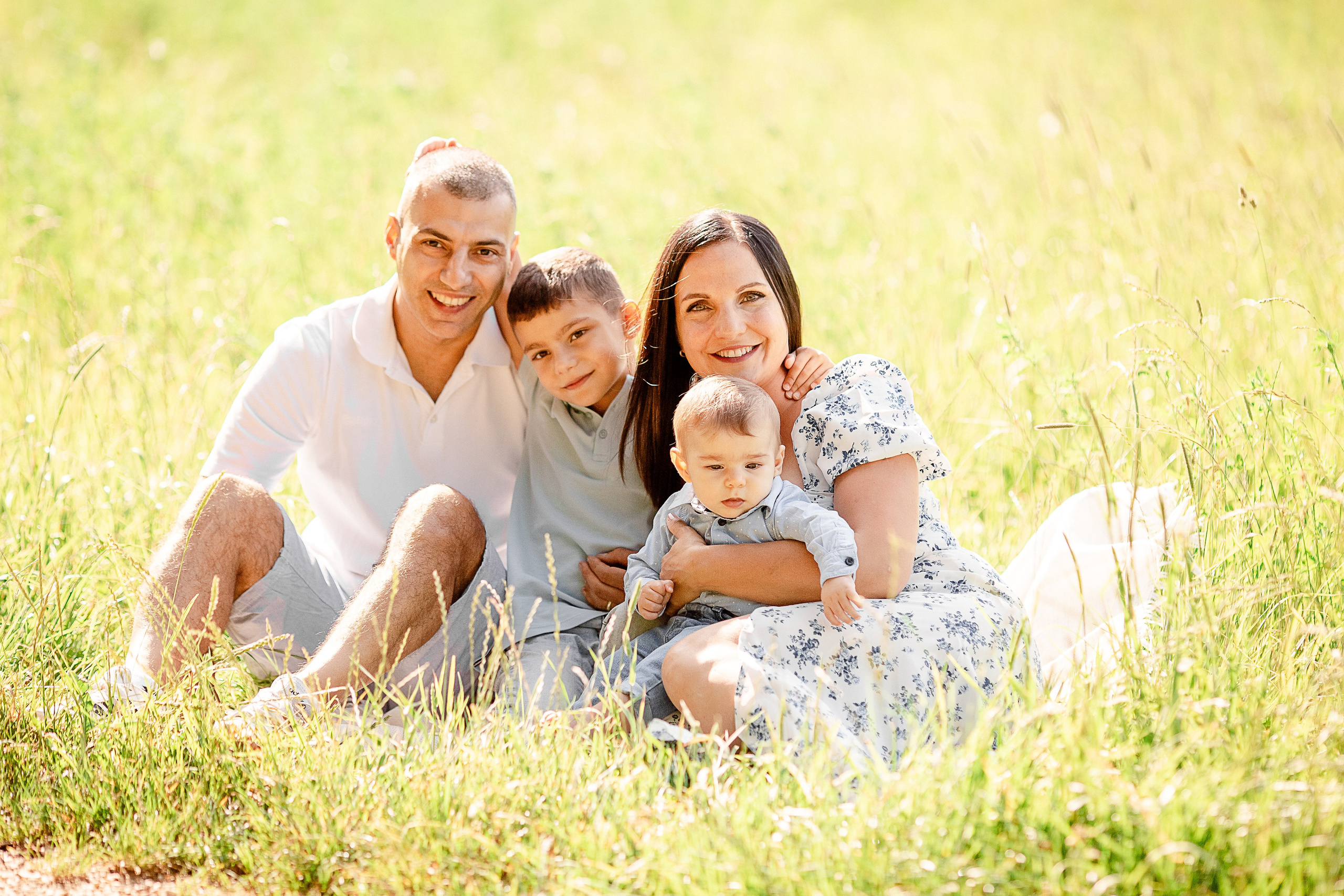 Natürliche Familienbilder am Sommer. Professionele fotografin in Münsingen Olesia Wegele