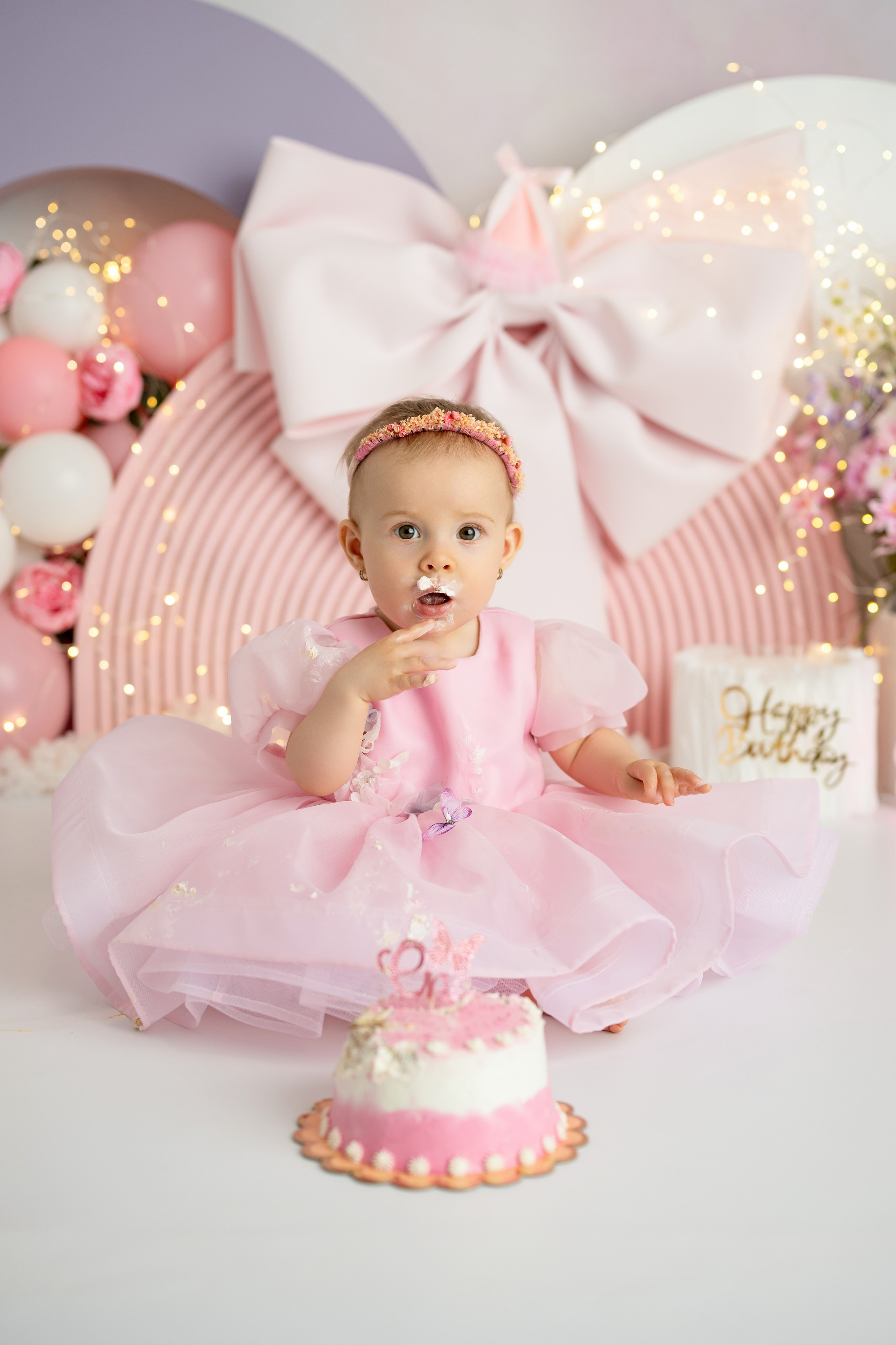 Smash the cake. Photographer Claudia Jidovineantu