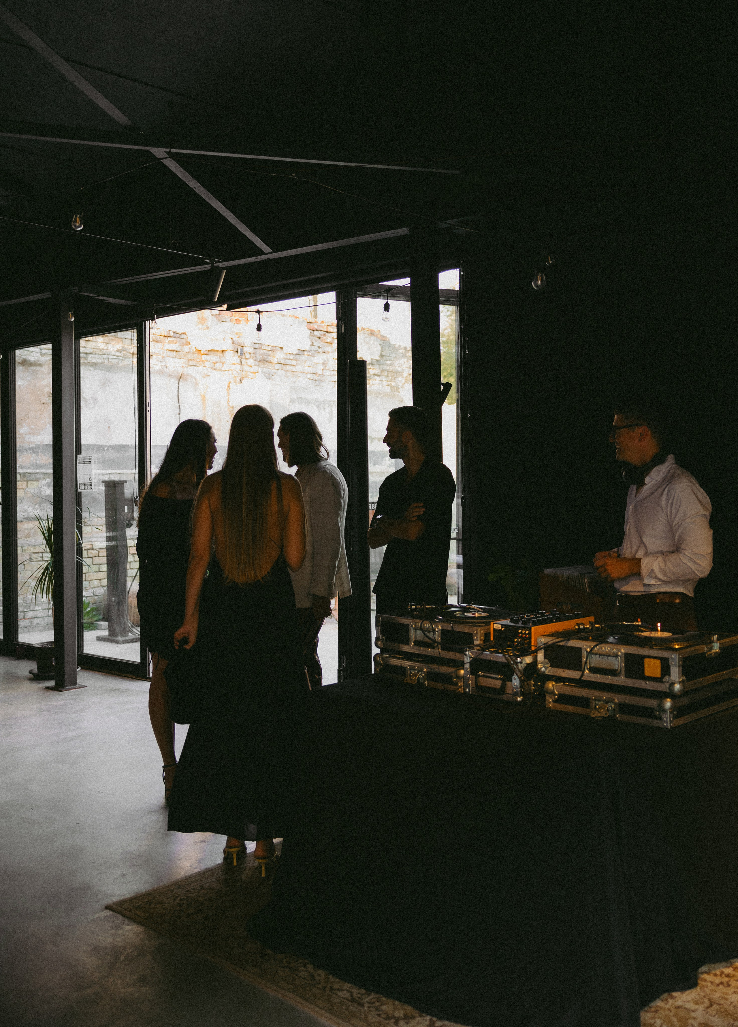 Miglė ir Mindaugas | 2024 | MIESTO VESTUVĖS. Vestuvių ir šeimų fotografė Lena Bondarenko / belove photo