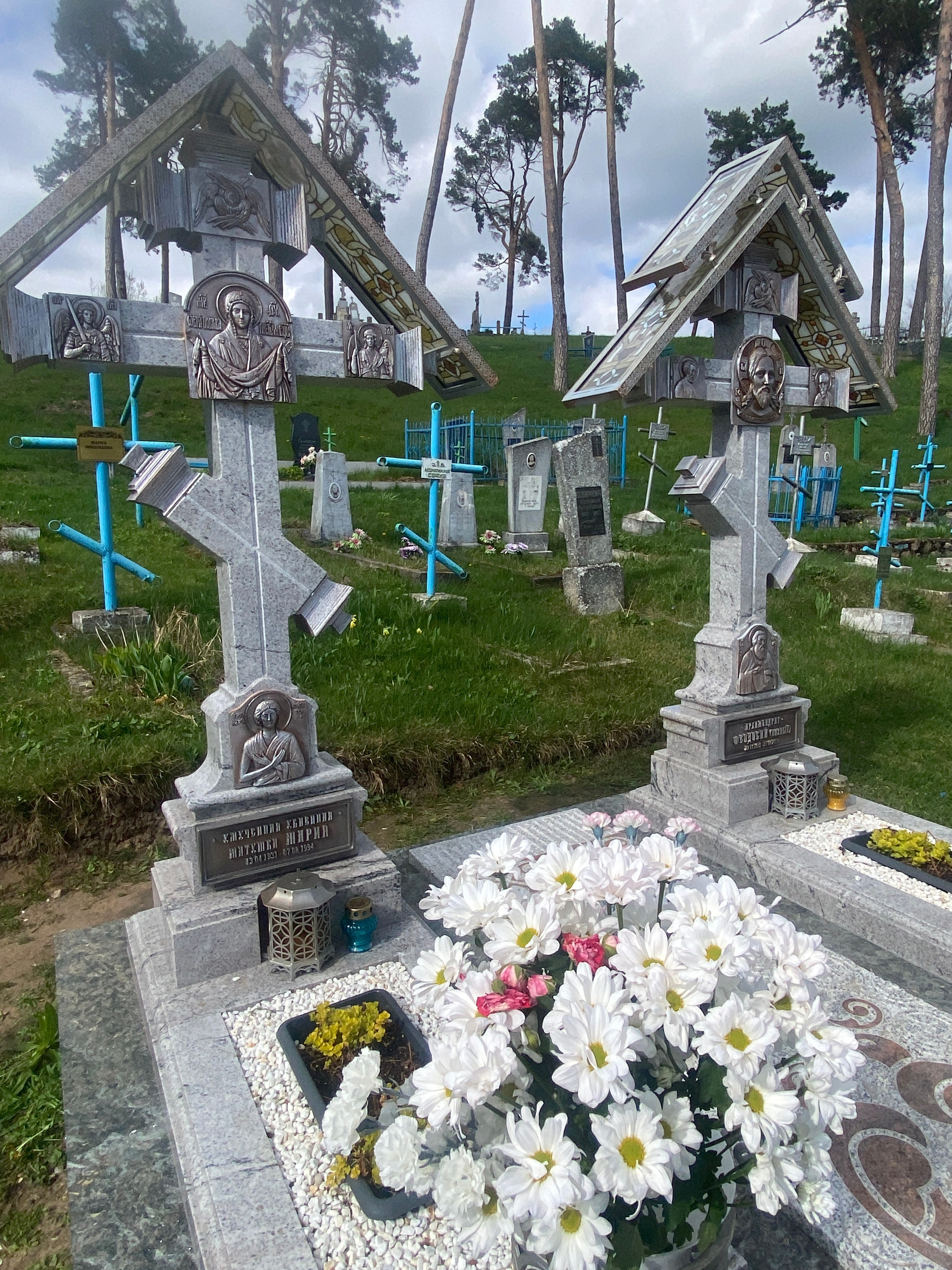 Мемориальная композиция в Успенском Жировичском ставропигиальном монастыре Белорусской православной церкви в агрогородке Жировичи Слонимского района Гродненской области Республики Беларусь. Протоиерей Фёдор Повный - идея и творческая концепция. Мария Тарлецкая - автор проекта и руководитель реализации. Анна Авгуль - витраж.  2022-2023 г. Сталь, витражи, монолитный поликарбонат,  художественная ковка, лазерная резка, сварка.