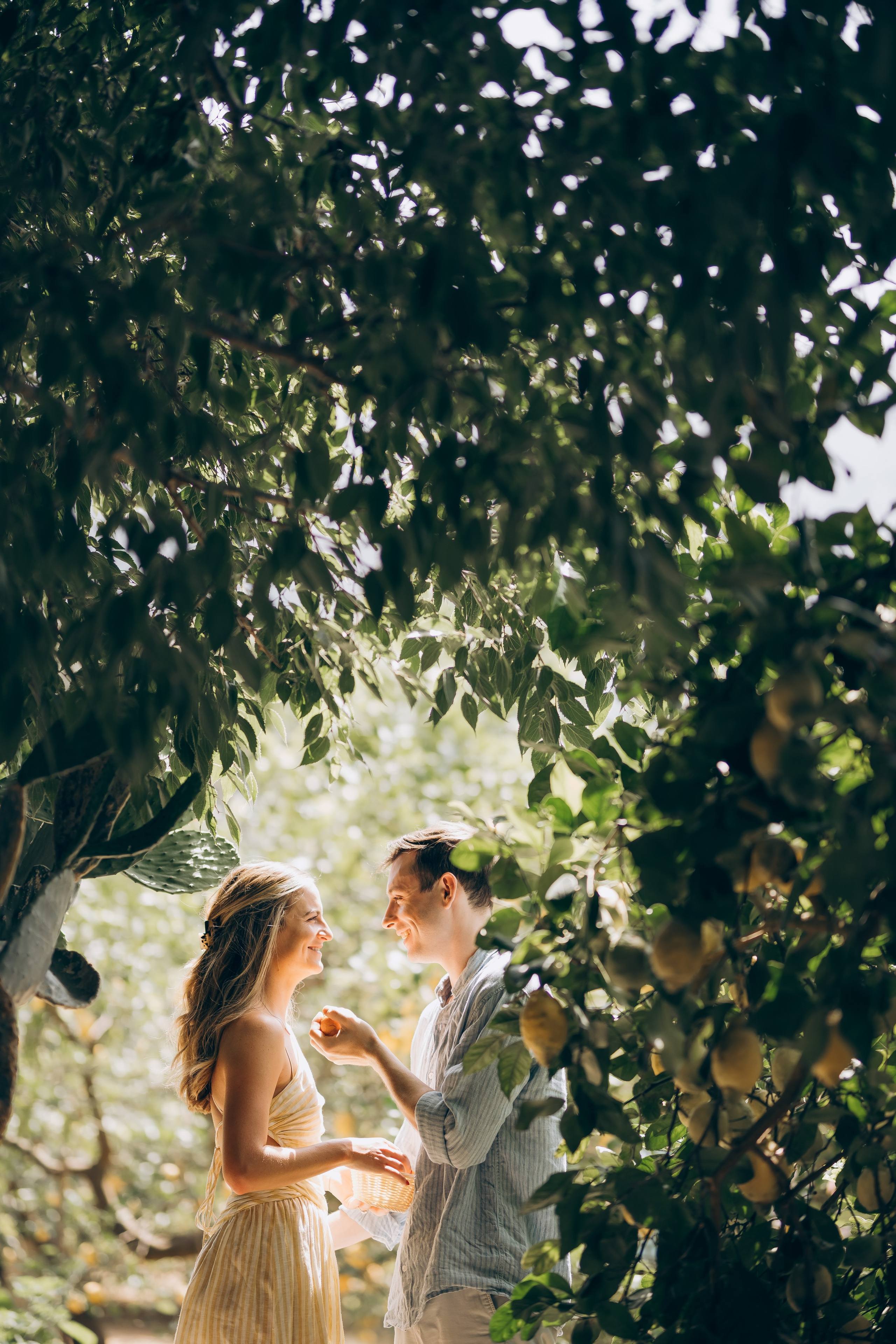 Relaxed Couple Session in Mallorca — Citrus Fields & Seaside. Фотограф у Пальма де Майорка