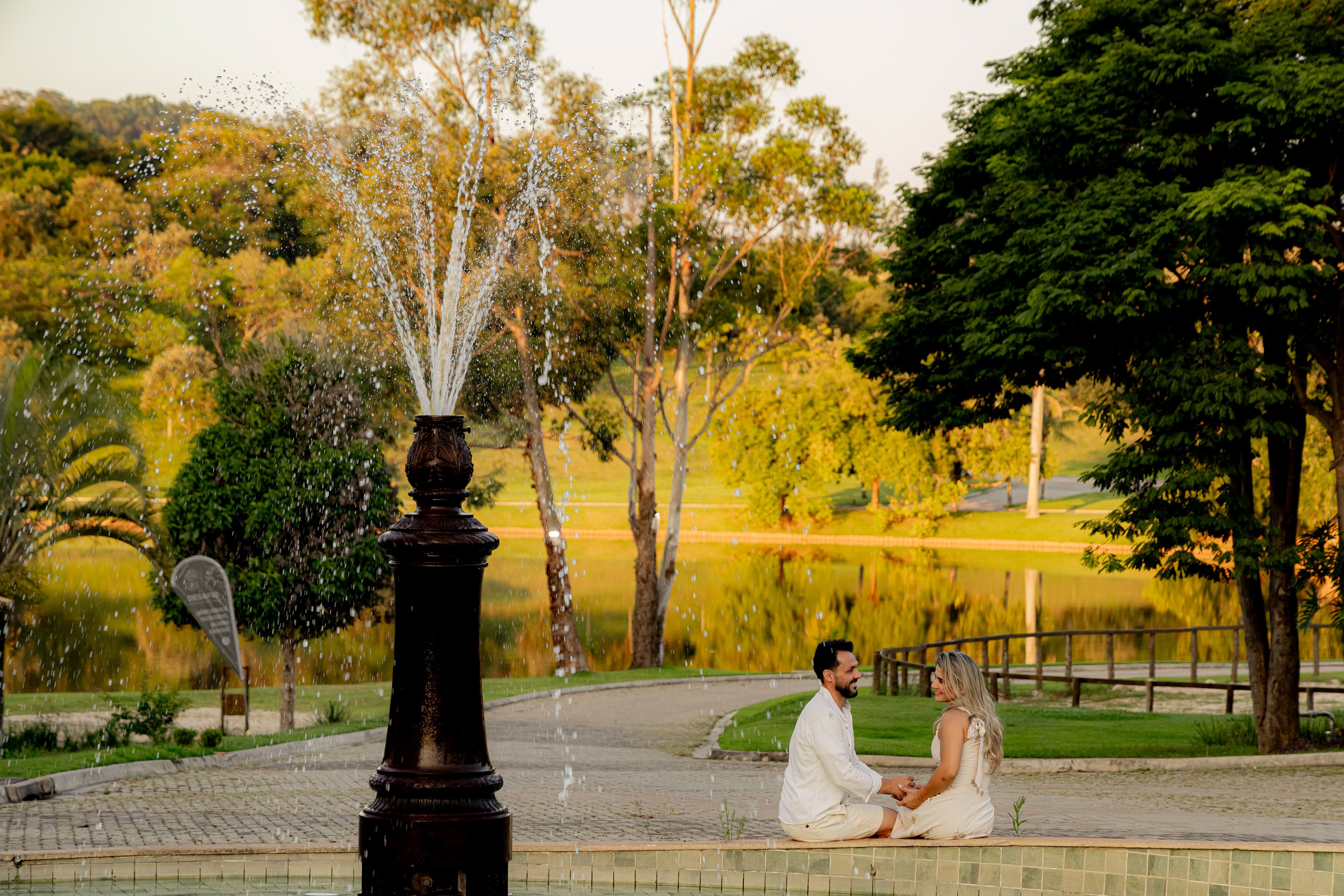 Ensaio Pré-Wedding no Interior Paulista com Lago, Areia e Pôr do Sol | Studio Melk. Tela cheia