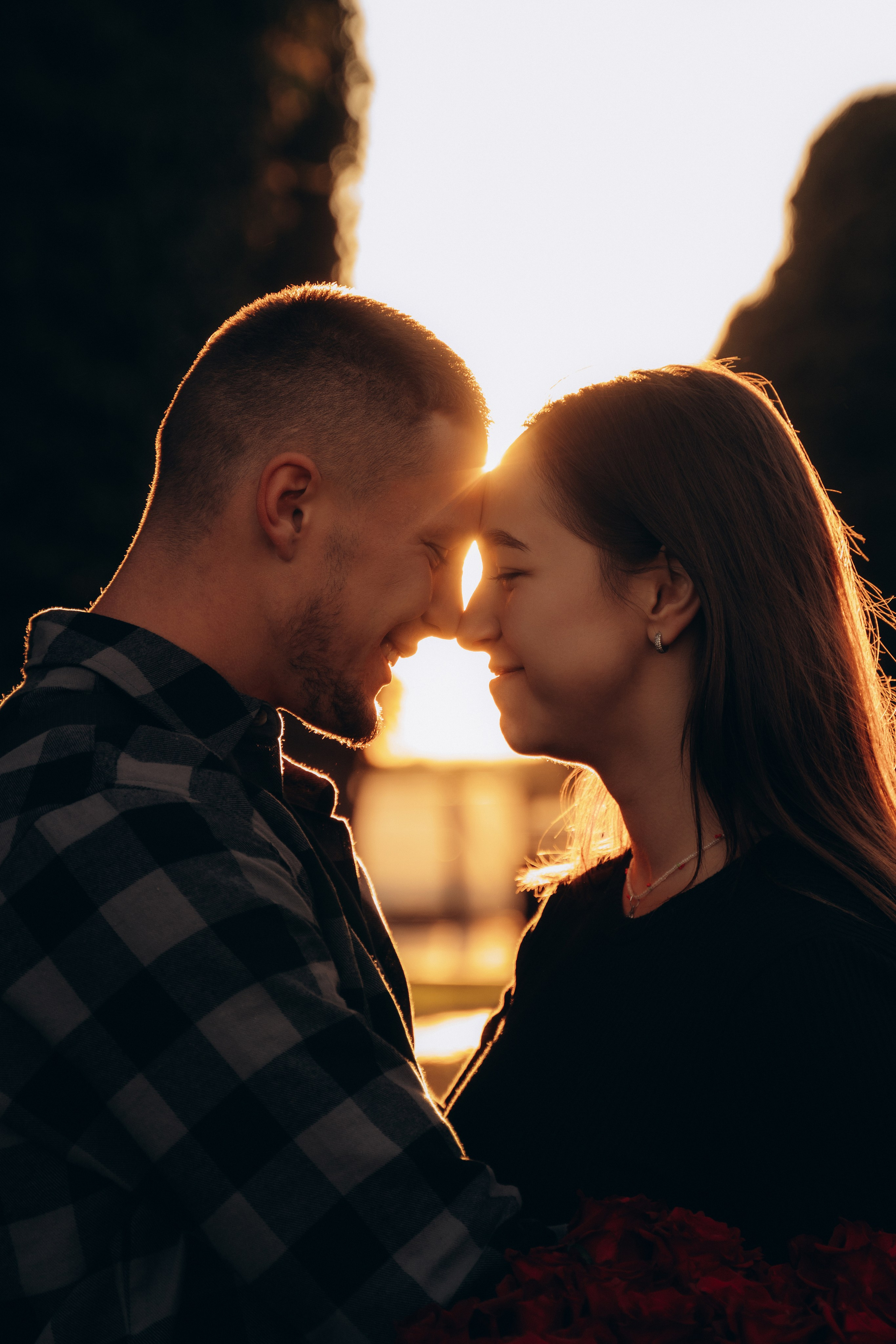Sunset Embrace. Fotograf Katowice – sesje indywidualne, rodzinne, ślubne
