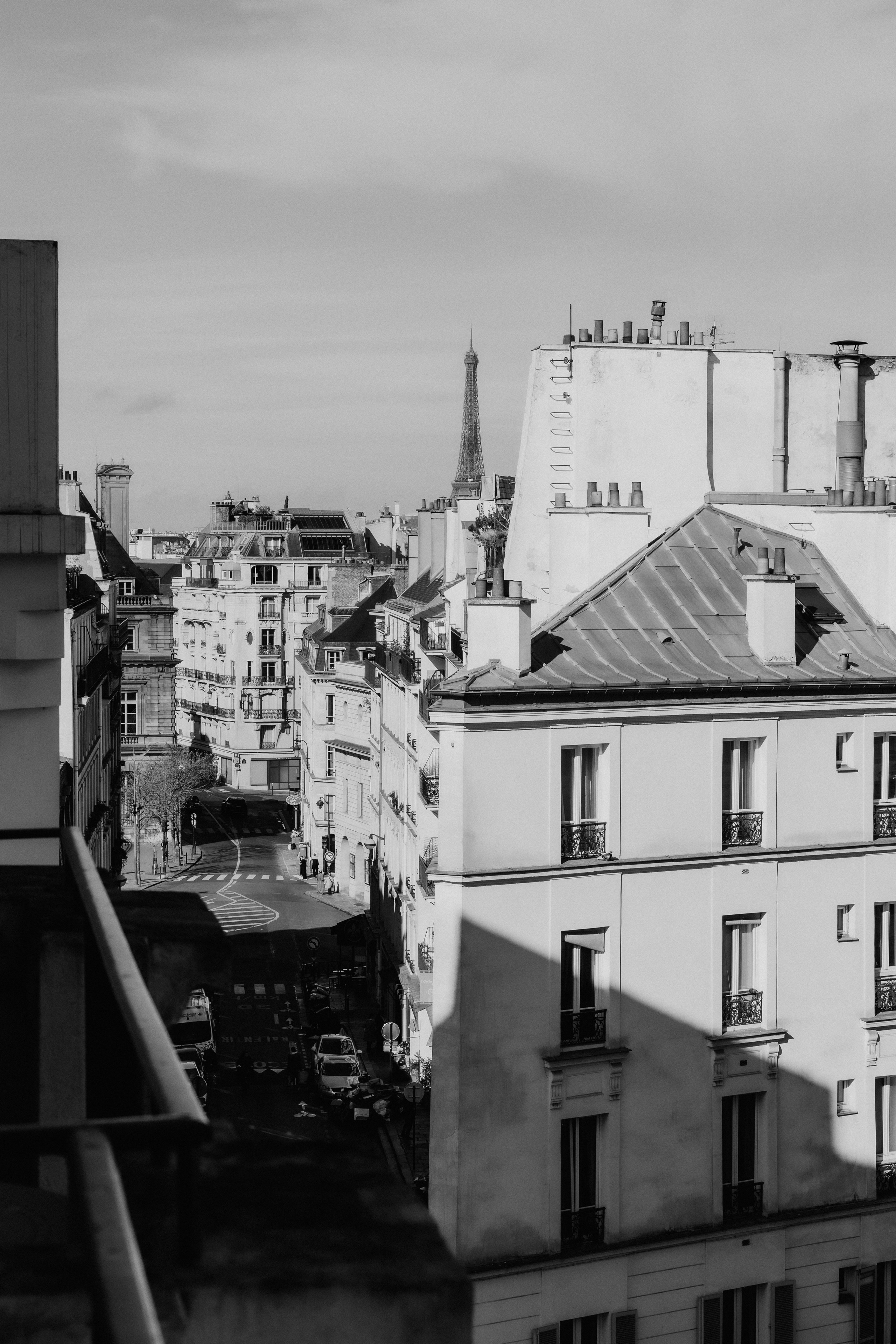 Suzi & Alex | Paris Wedding with a Vintage Car. Paris Wedding Photographer