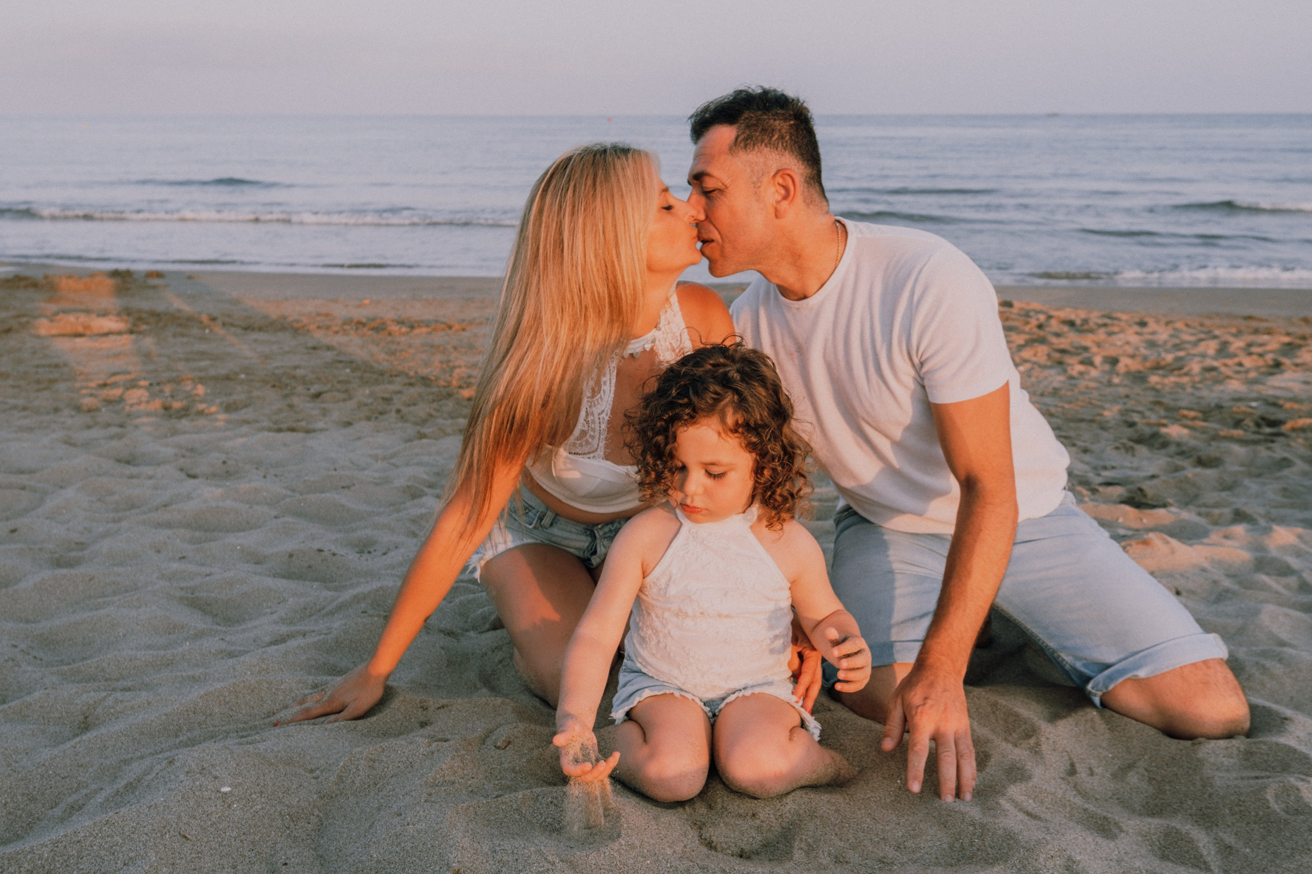 Sesión familiar en la playa. Fotografía profesional en Calafell - Elena Medvedeva