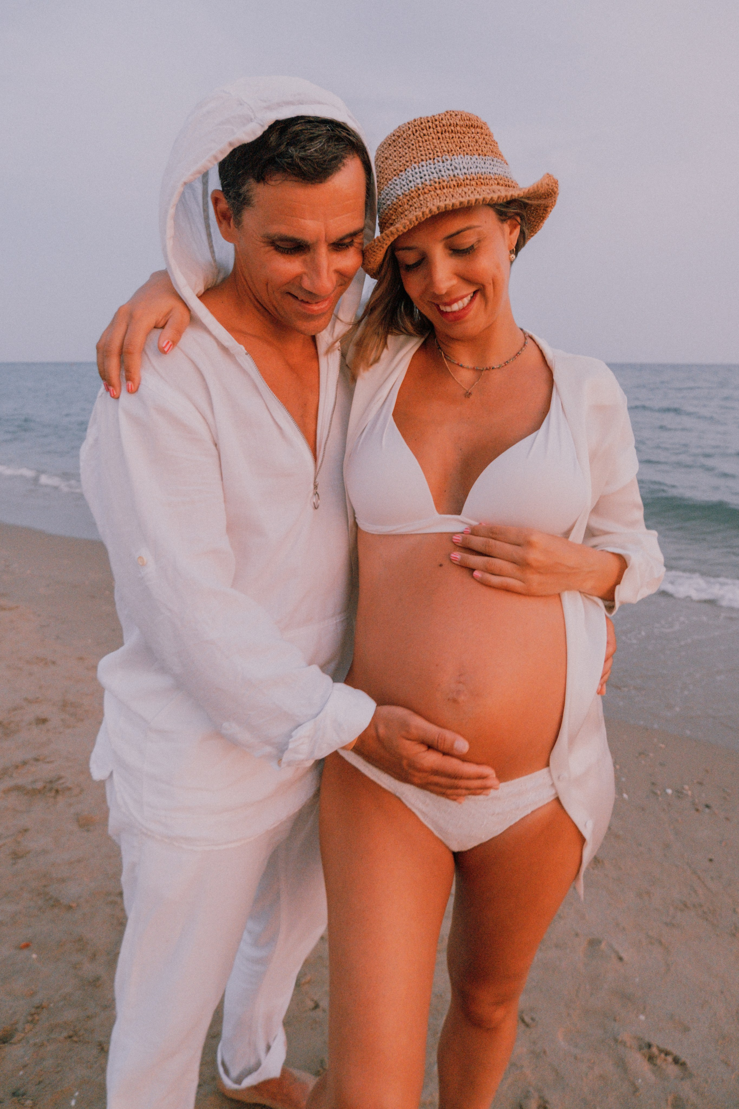 Sesión embarazo en la playa. Fotografía profesional en Calafell - Elena Medvedeva