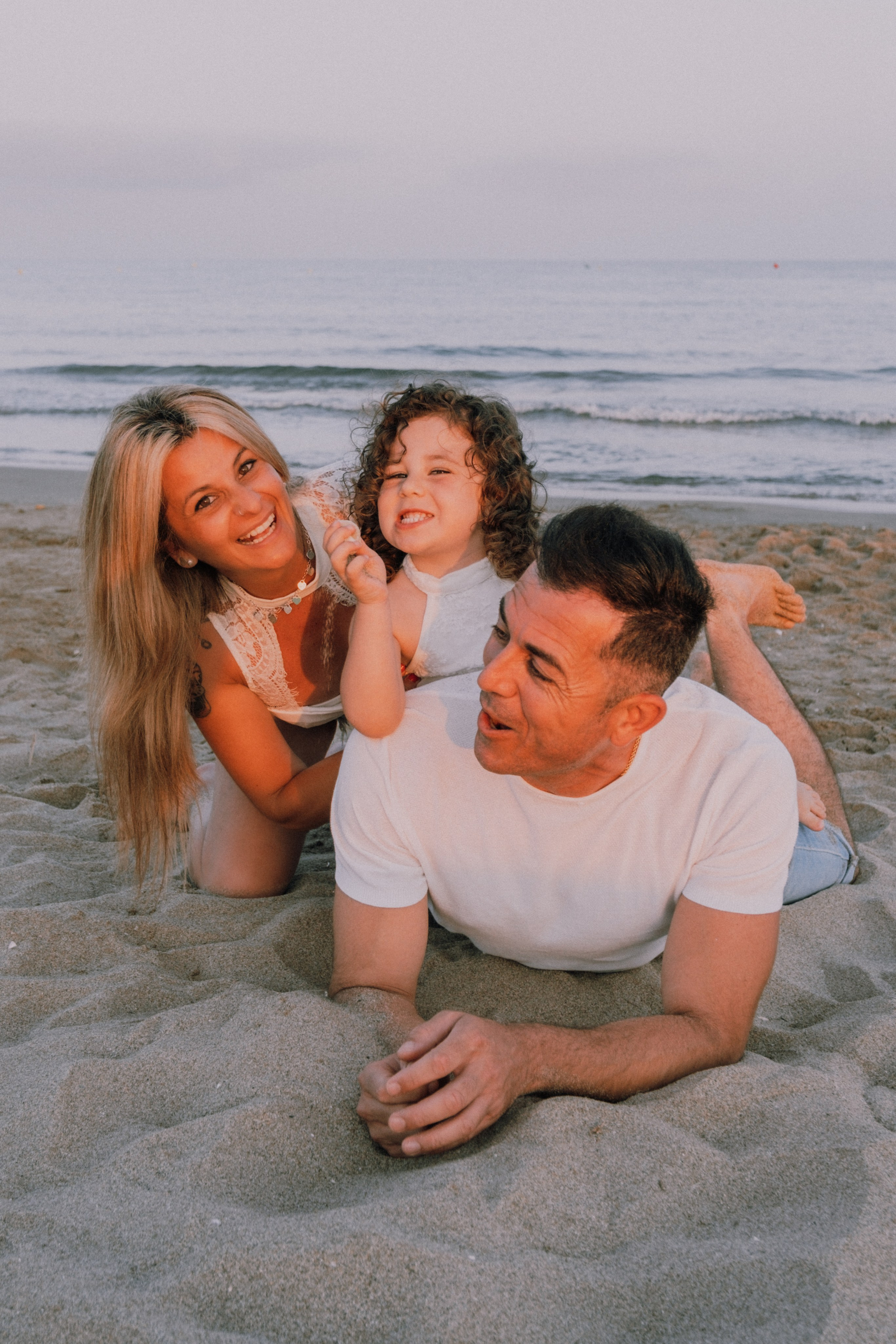 Sesión familiar en la playa. Fotografía profesional en Calafell - Elena Medvedeva