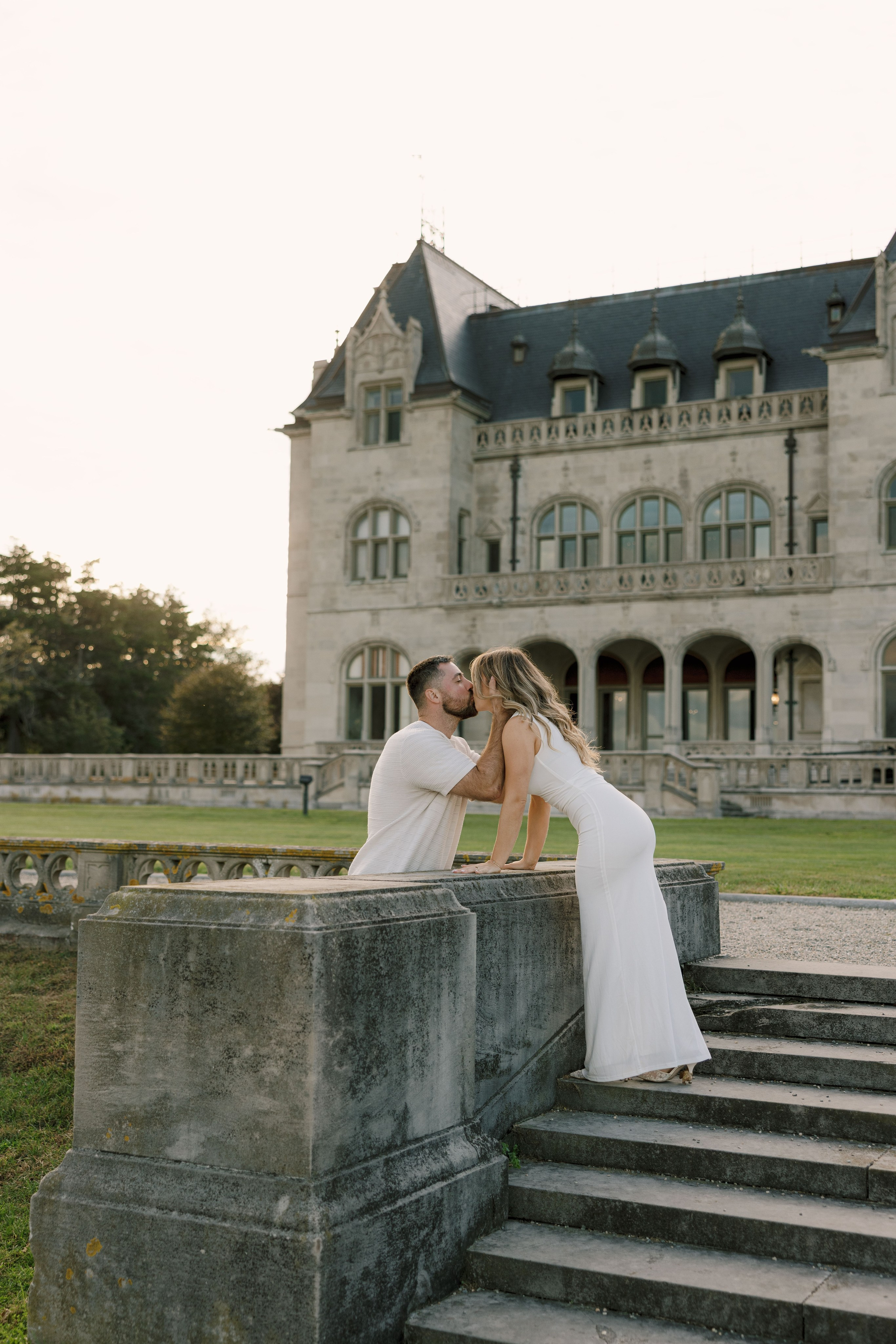 Coastal Elegance in Newport. Rhode Island Wedding Photographer Tati Simpson