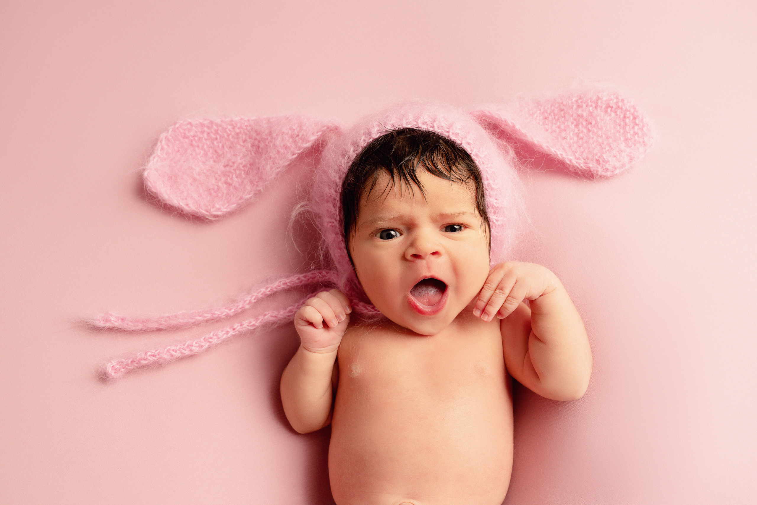 Mini-Fashionista: Neugeborenes in stilvollen Outfits und Accessoires