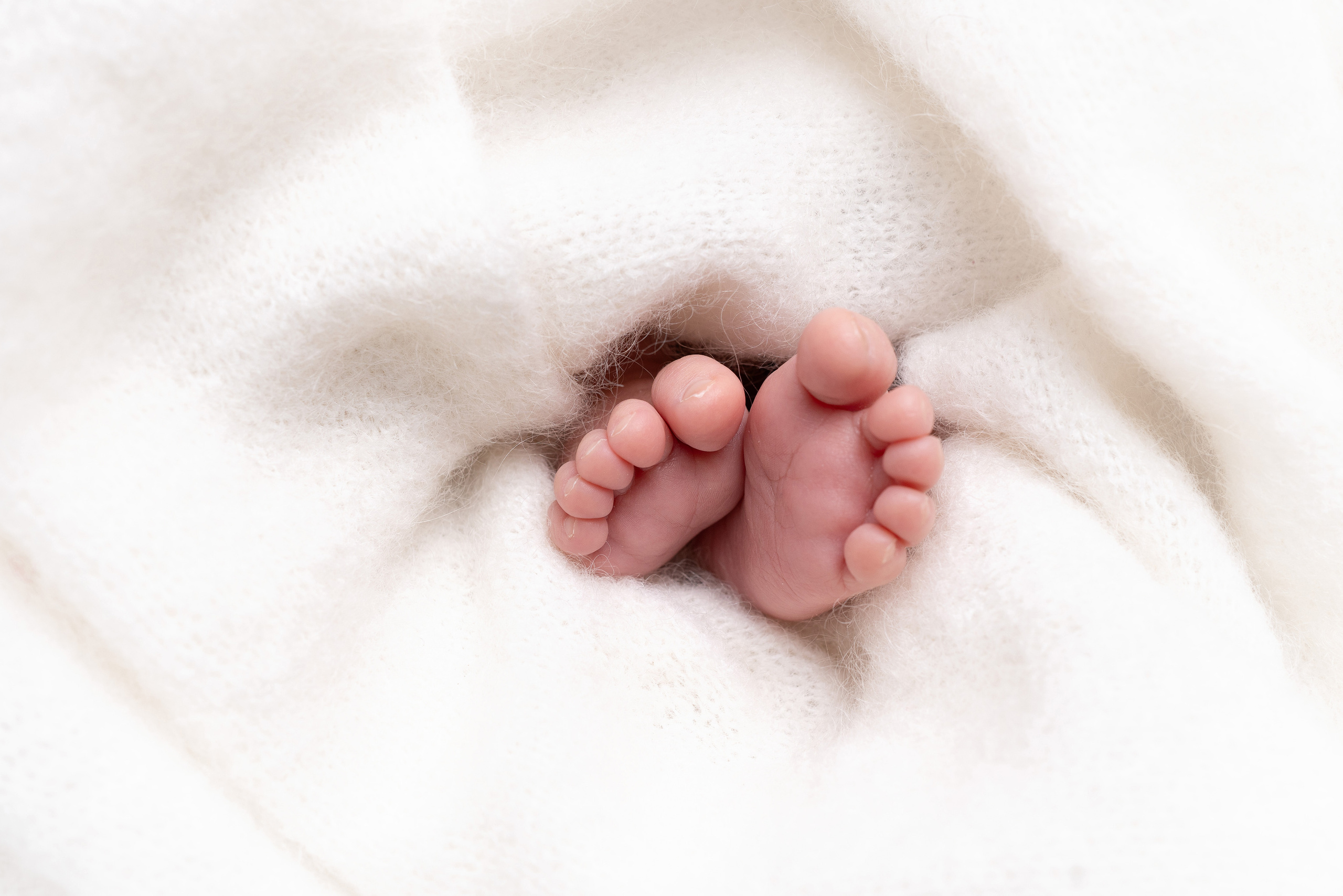 Babys erstes Fotoshooting: Professionelle Erinnerungen in Augsburg. Neugeborenenfotografin und Retoucher in Augsburg Nastassia Schneider