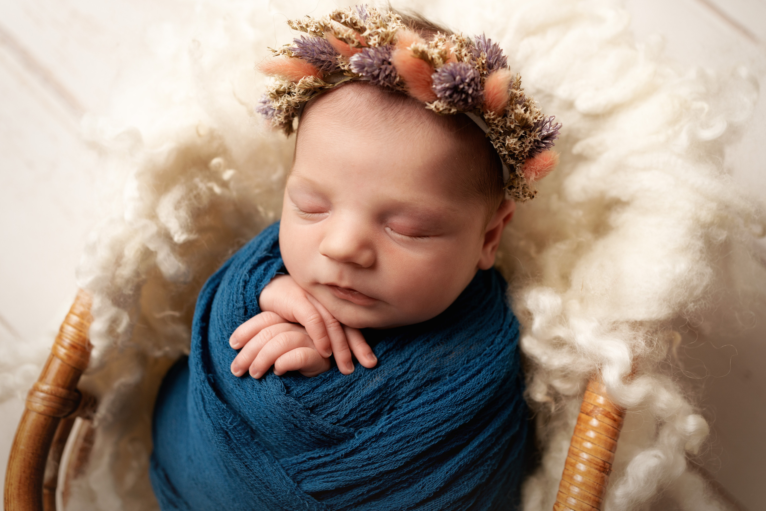 kleiner Schatz umgeben von zauberhaften Requisiten