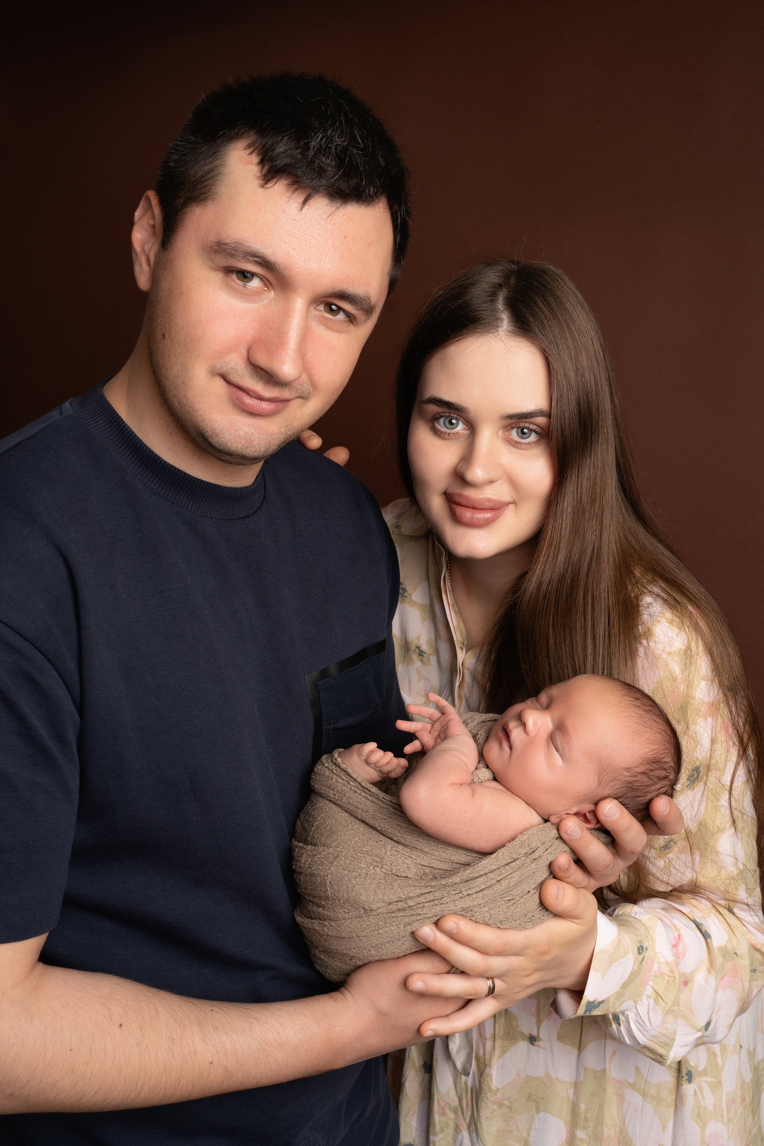 Innige Blicke, die stolzen Eltern bewundern ihr neugeborenes Glück