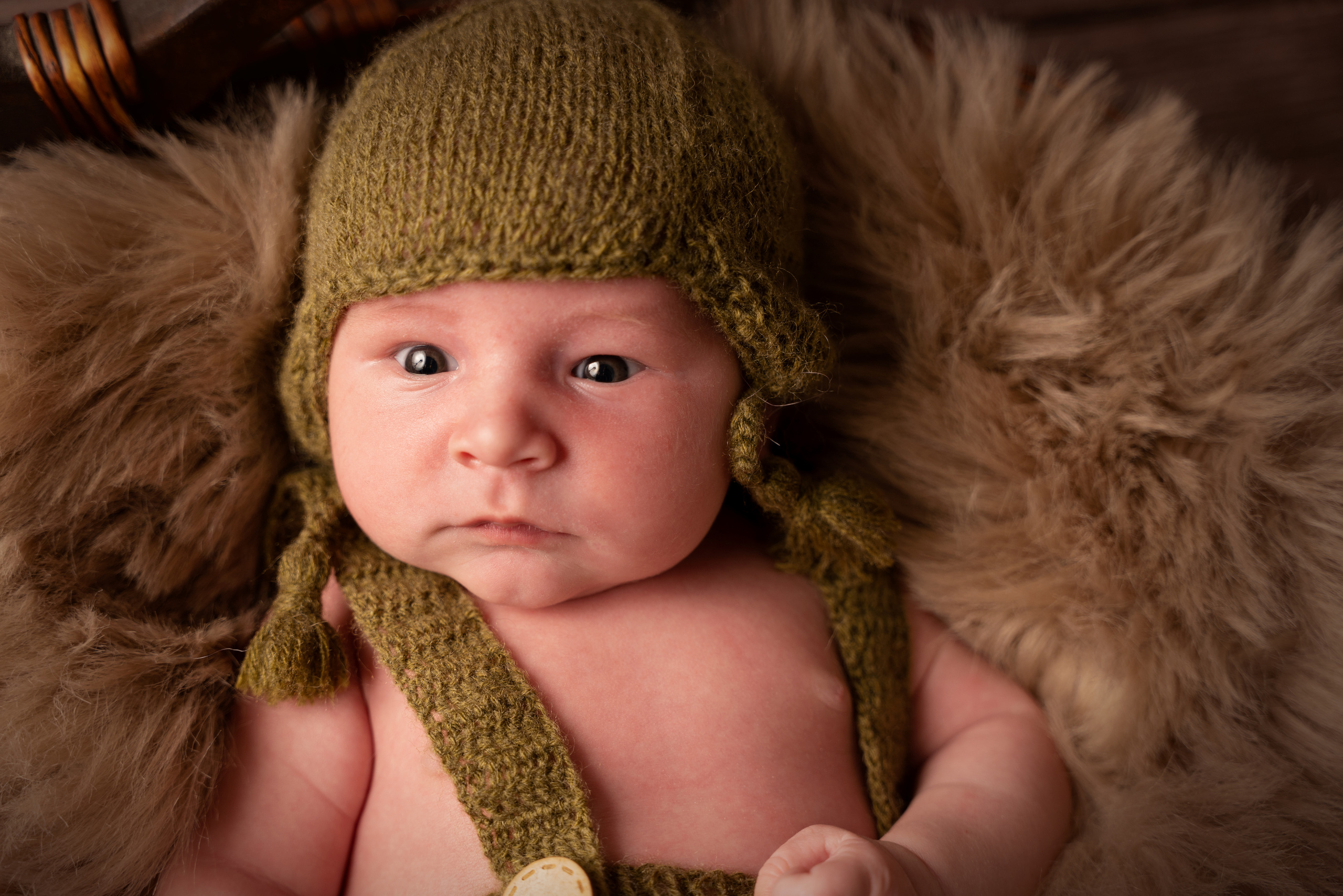 Beige und Braun: Zeitlose Schönheit für Neugeborenenfotografie