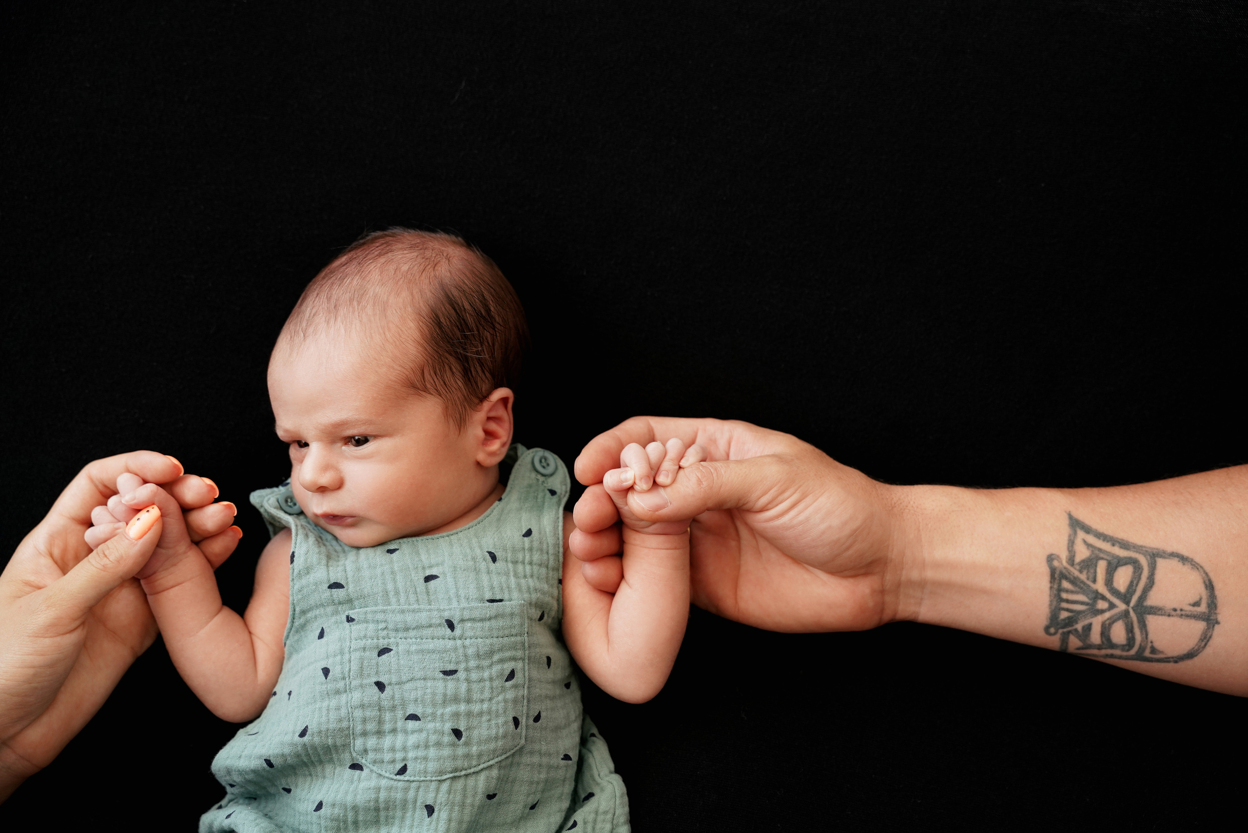Kleiner Prinz im Dunkeln: Ein neugeborener Junge in stilvollem Kontrast