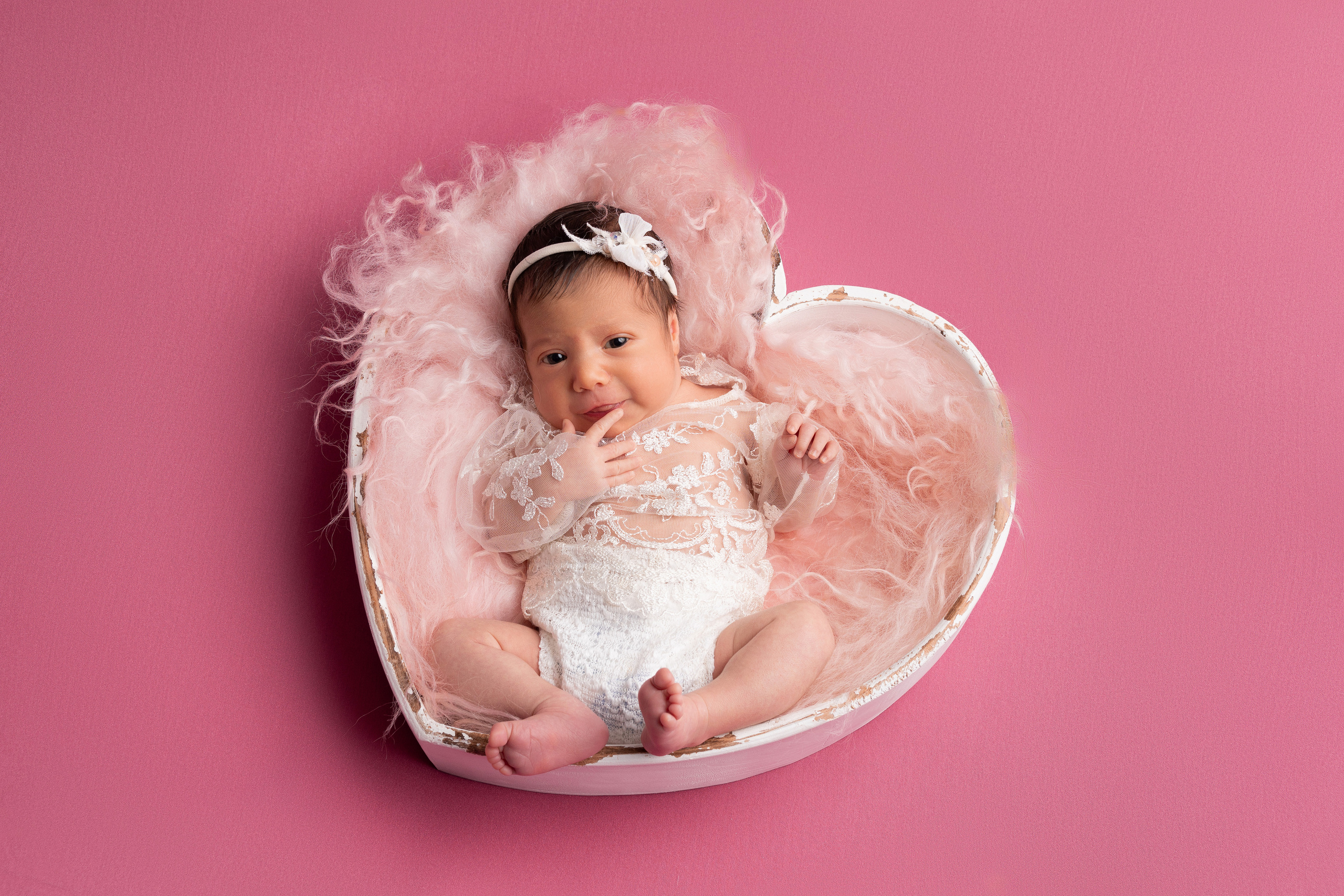 Emotionale Neugeborenenfotografie: Ein Lächeln, das Herzen erobert