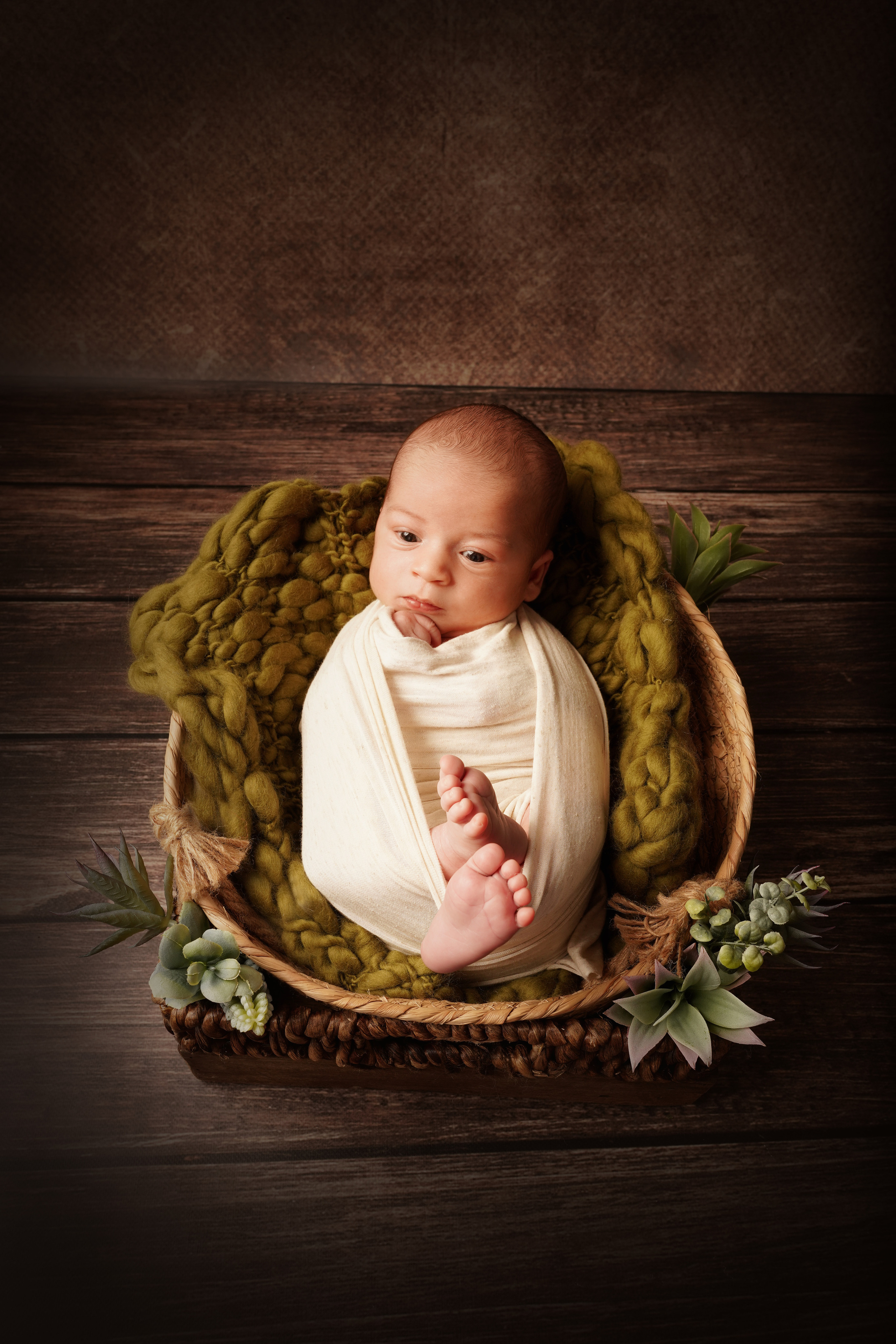 gewickelter Junge in grünem und braunem Dekor