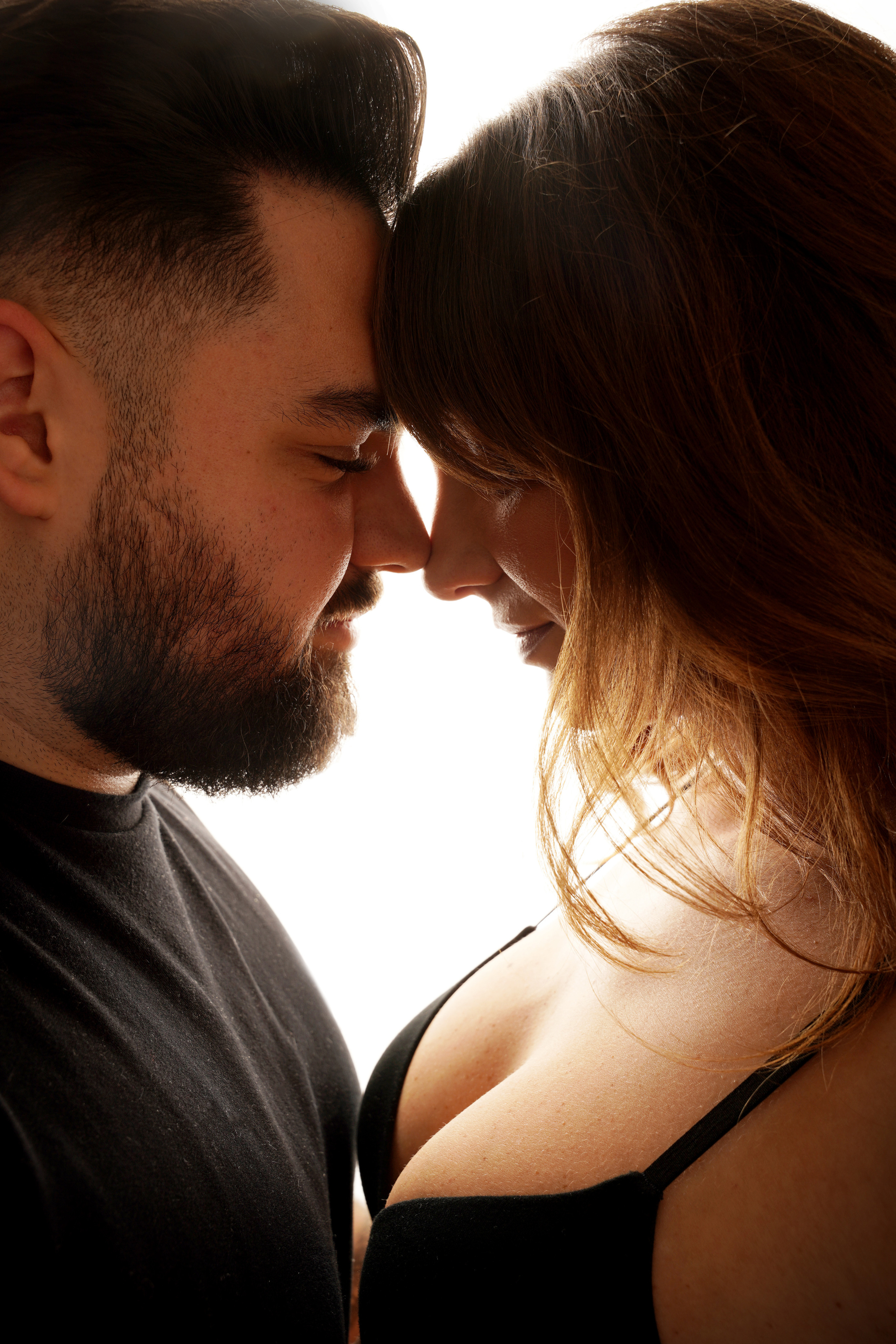 Foto gegen das Licht eines verliebten Paares