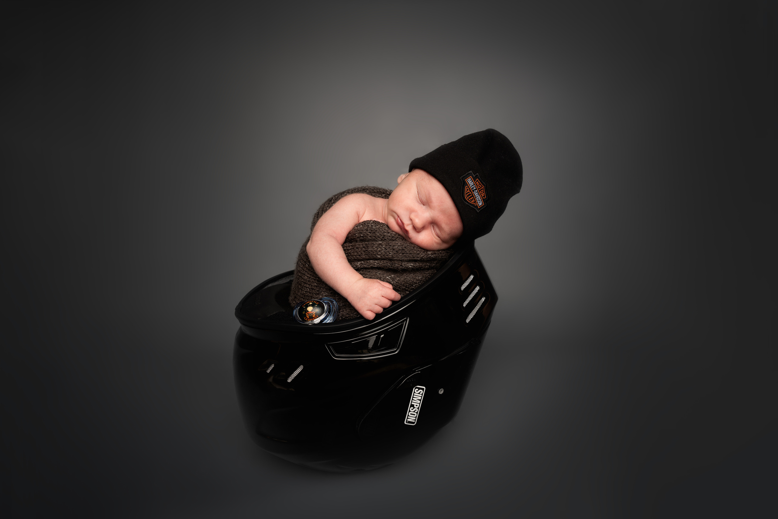 Der Sohn des Bikers schläft in einem schwarzen Helm