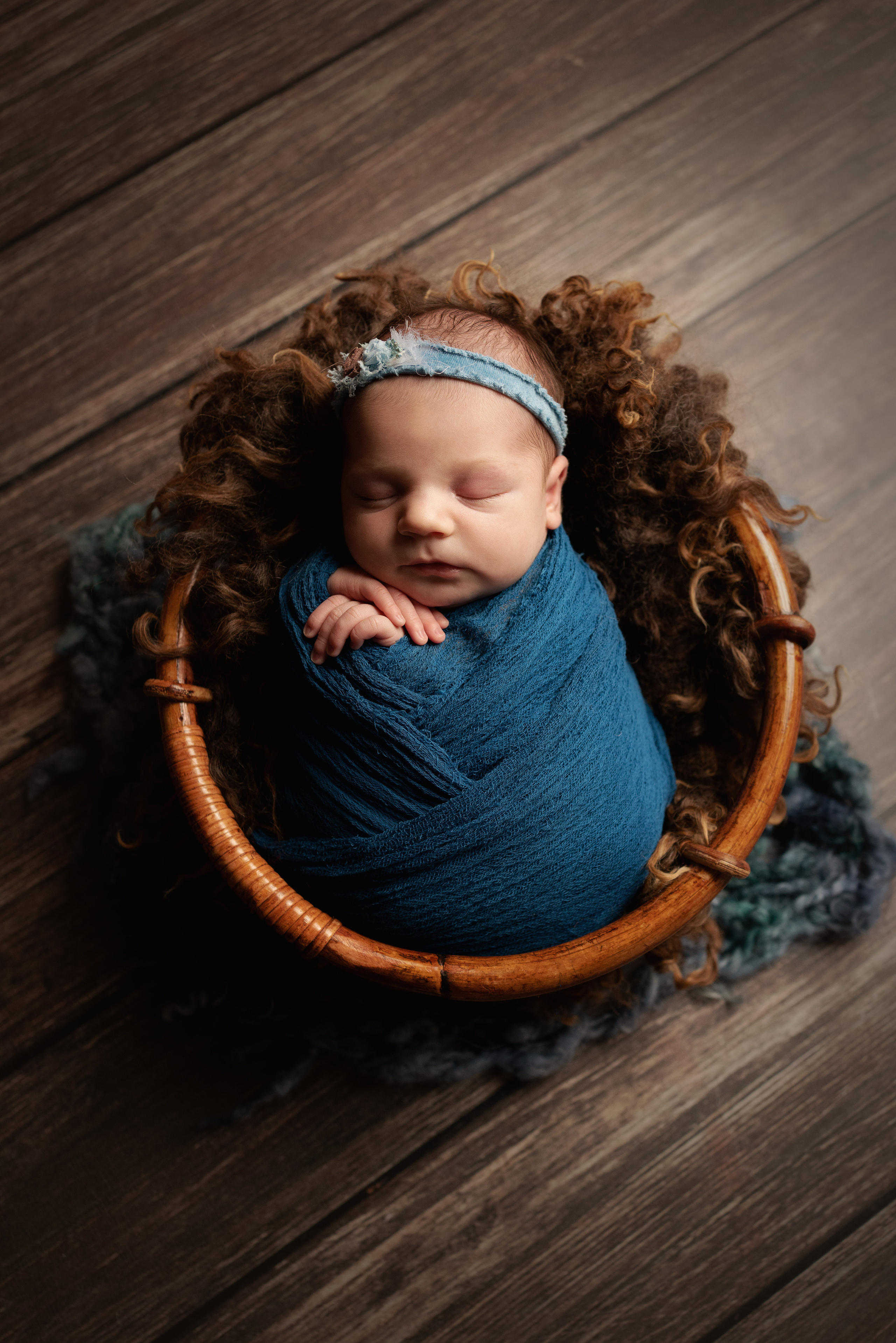 Familienzusammenkunft mit Baby in Mitten von Blumen