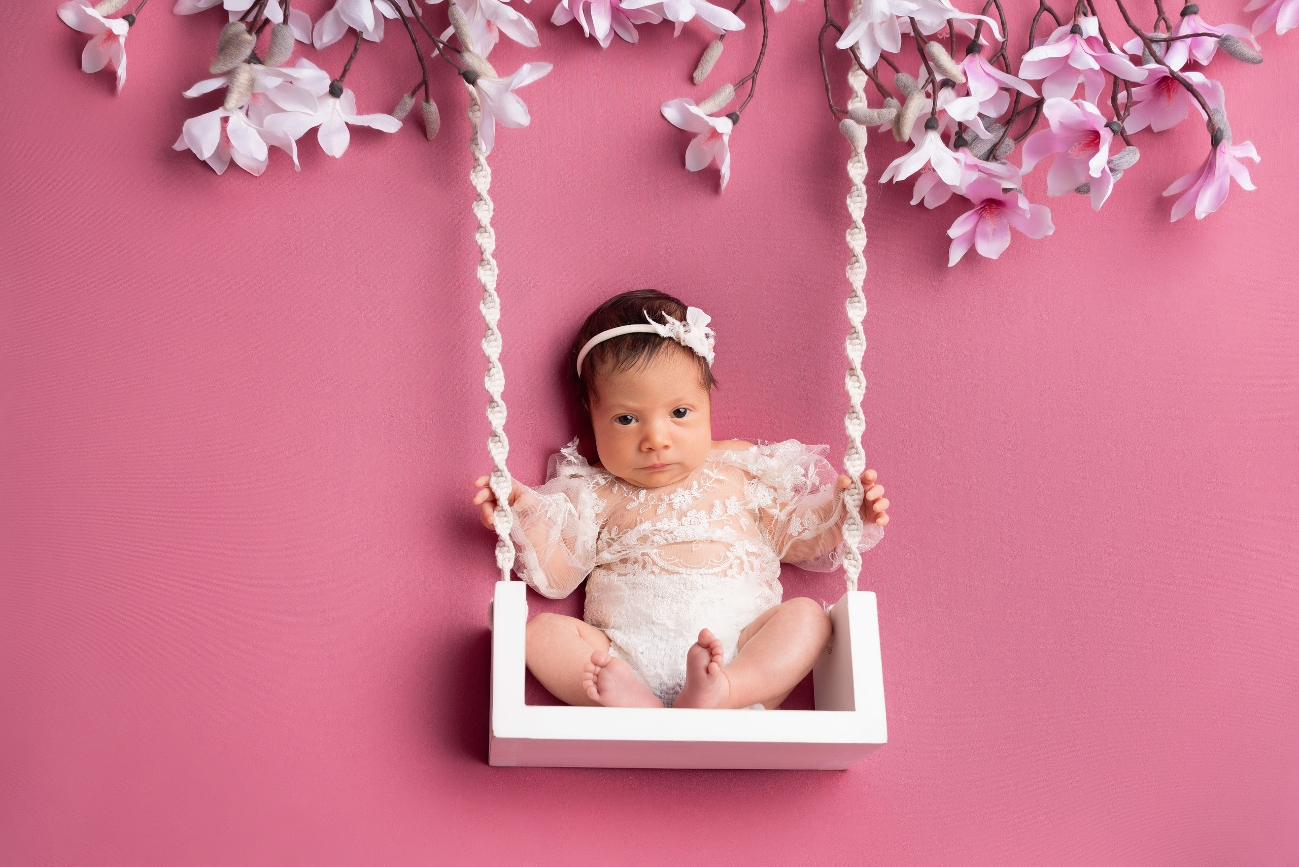Elegante Neugeborenenfotografie in einem blumigen Traum