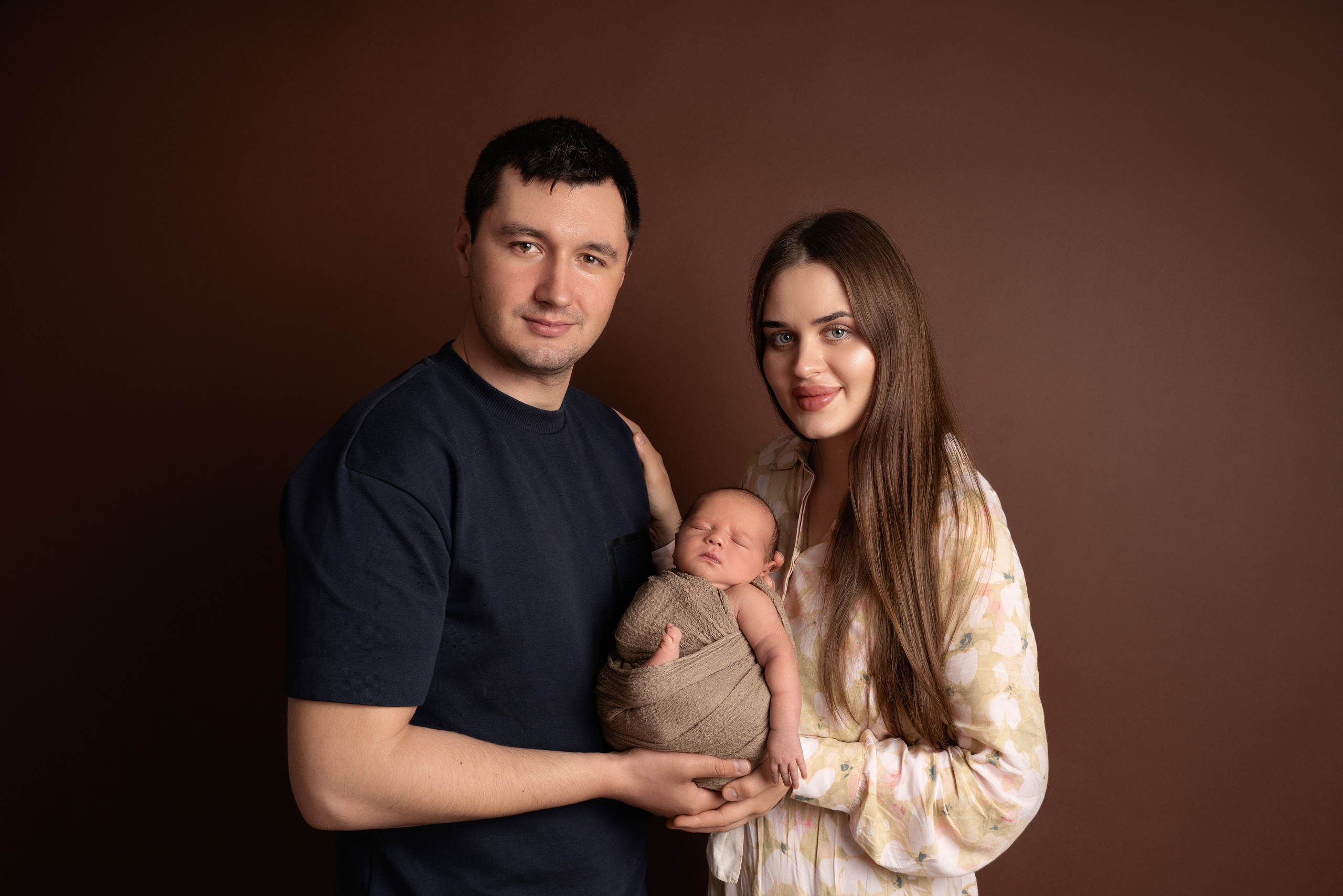 Herzliche Berührungen, die sanften Hände der Eltern halten  Baby fest