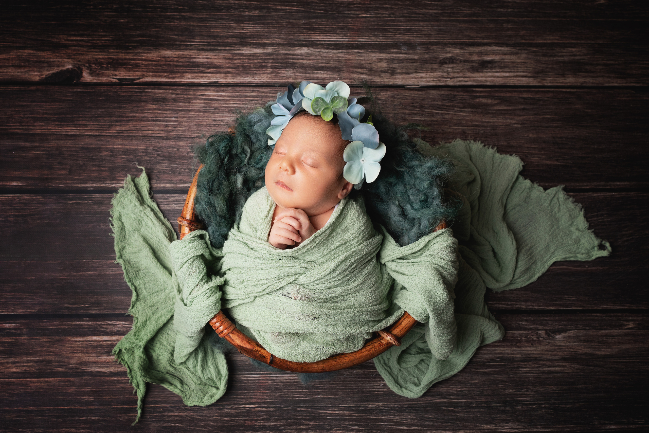 Augsburger Fotokünstler für Neugeborene: Kleine Wunder in großen Bildern