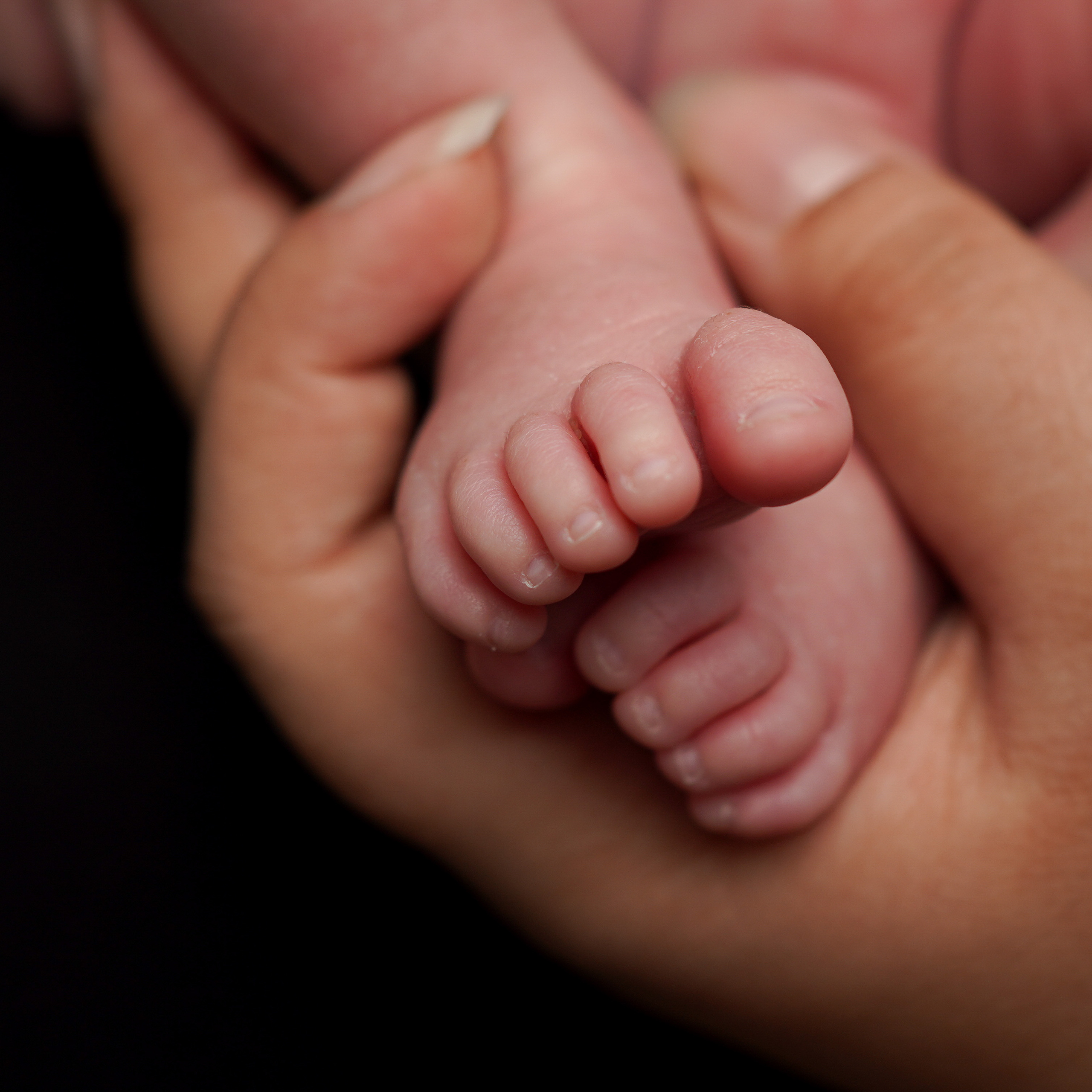 Winzige Füßchen in warmen Strickdecken