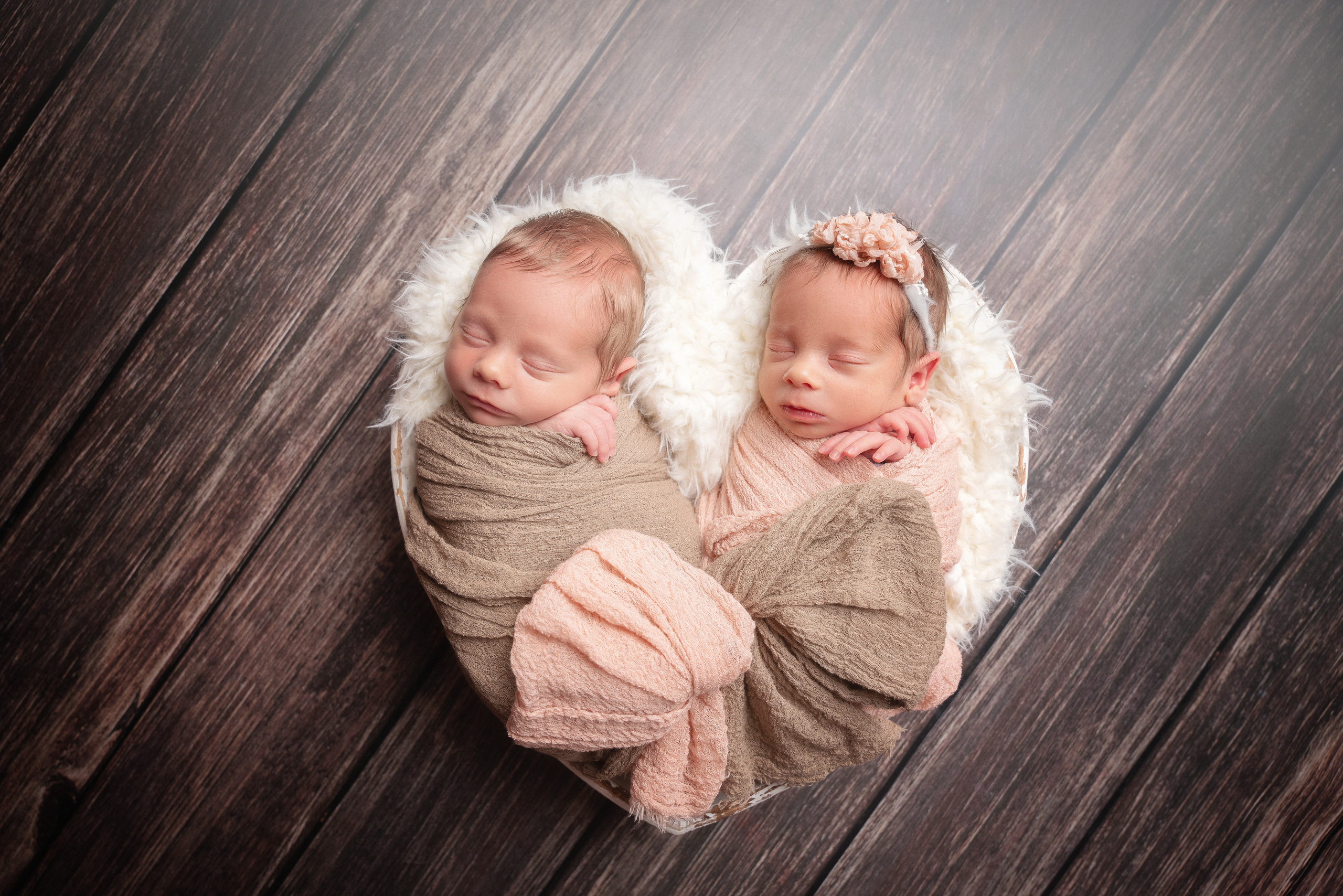 Zärtliche Lippen, endlose Freude, die sanften Küsschen auf den zarten Wangen unseres Babys