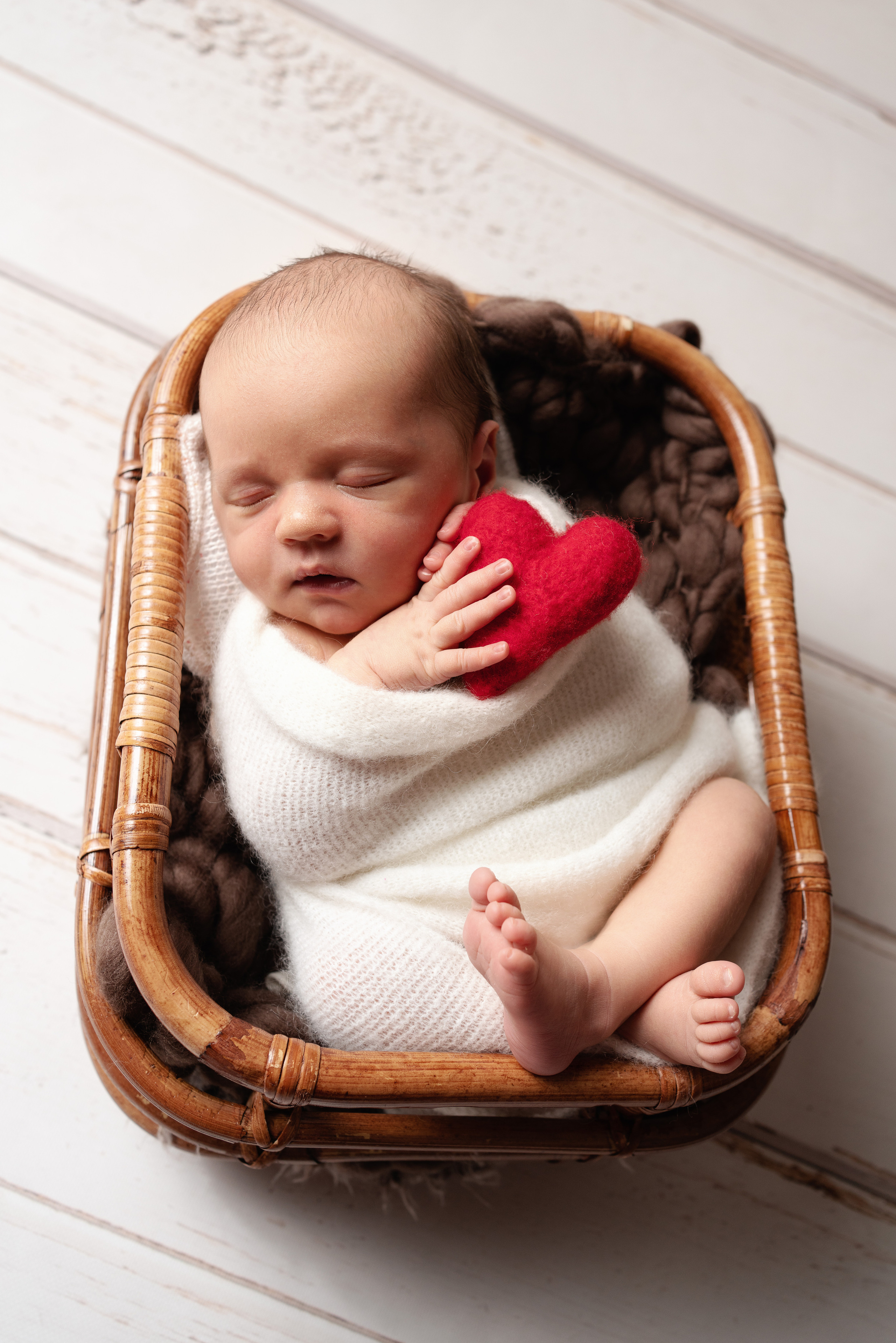 Zarte Umhüllung, unser kleiner Engel in einem liebevollen Tuch