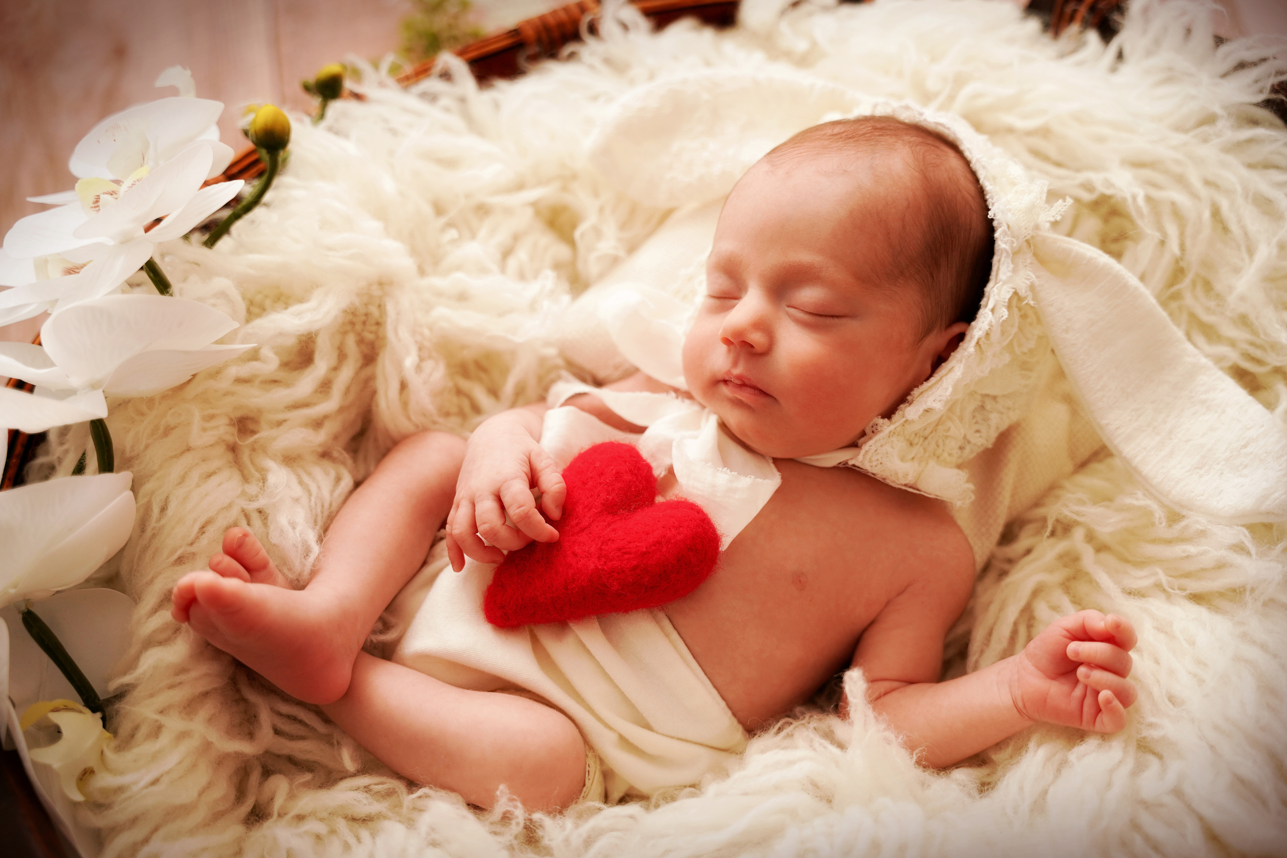 Beige Babymode: Neugeborene in verschiedenen, liebevollen Schlafhaltungen