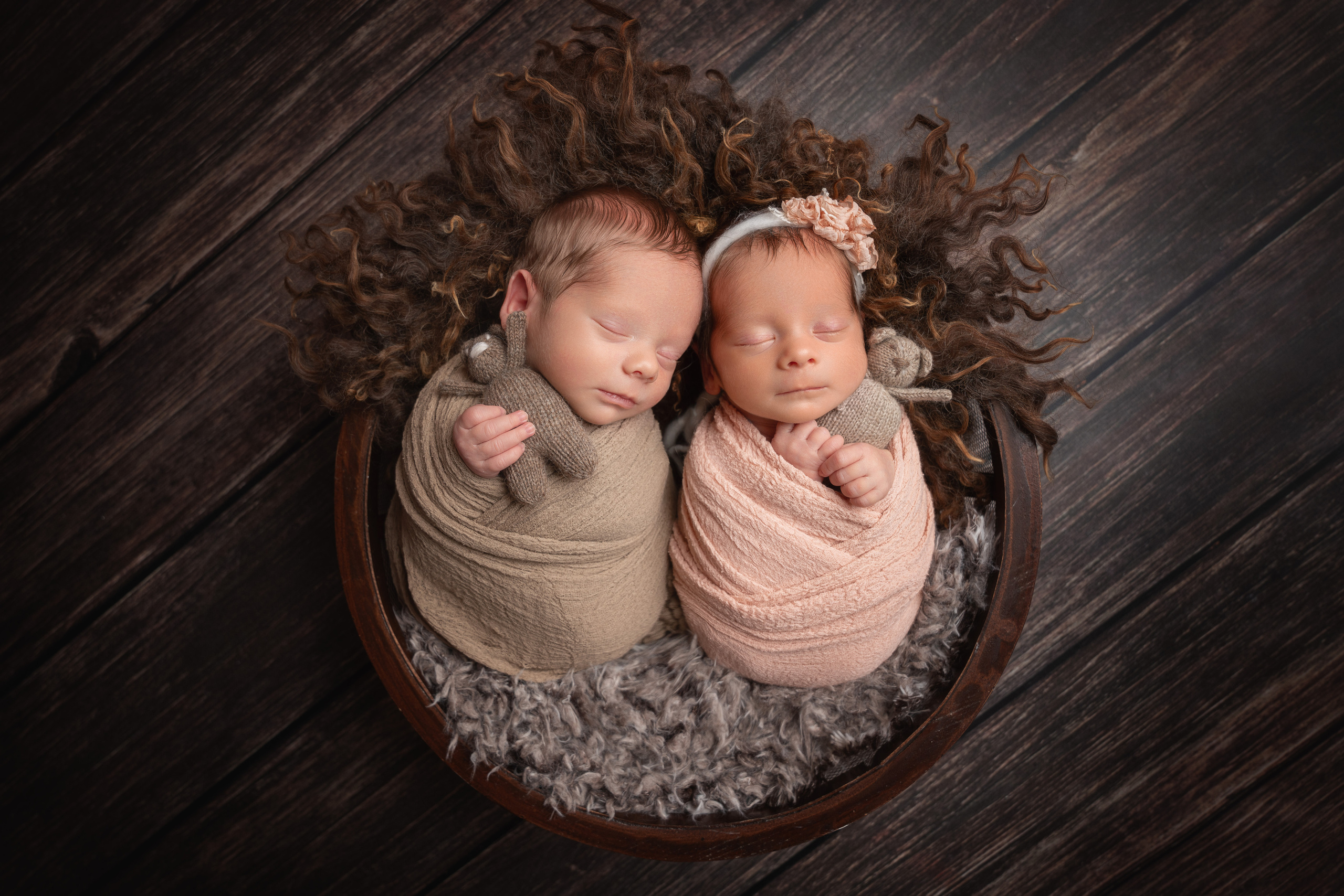 Zwei mal die Freude: Unsere neugeborenen Zwillinge in harmonischer Ruhe
