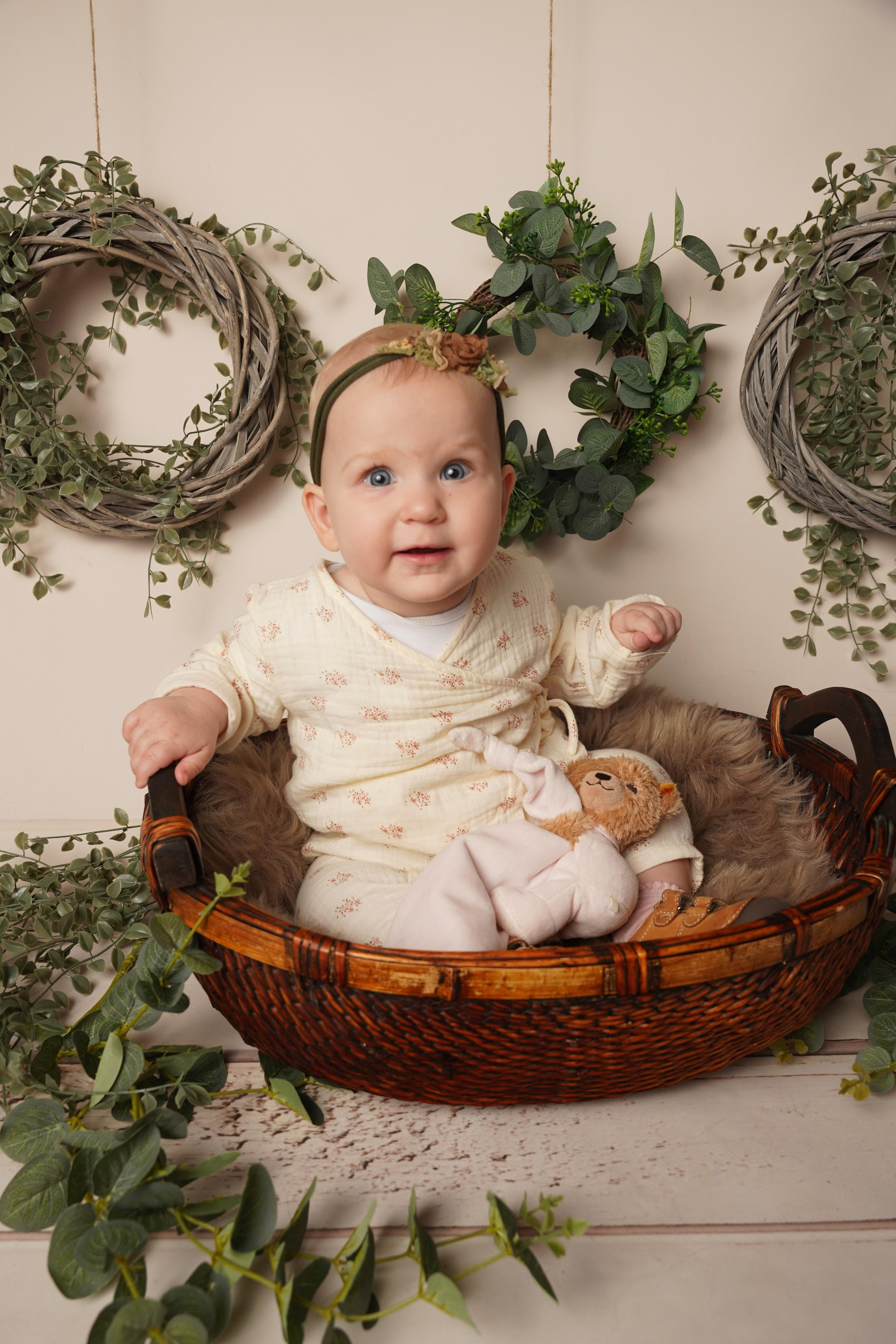 Süßes Baby in Vintage-Kleidung in meinem Studio
