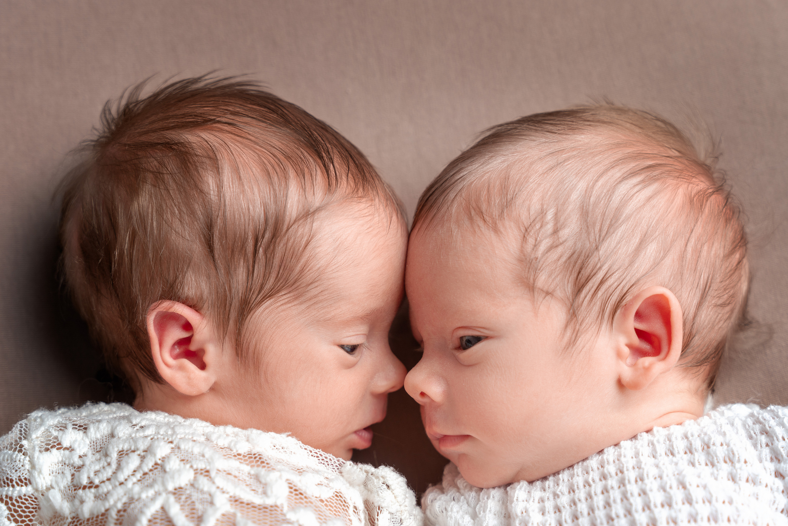 Doppelter Segen: Kleine Engel in zartem Schlaf vereint