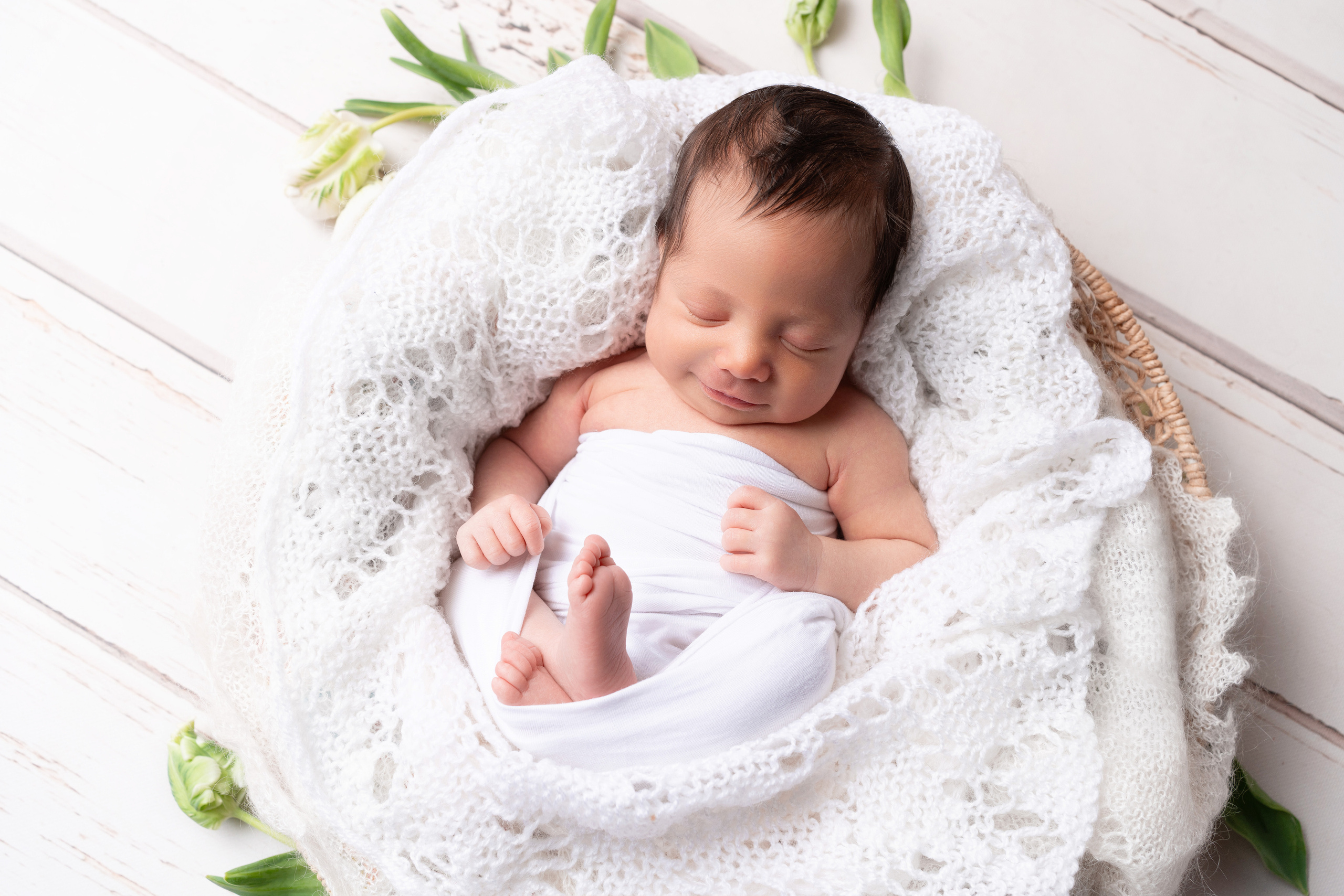 Lebensfreude pur: Unsere kleine Prinzessin in strahlendem Weiß