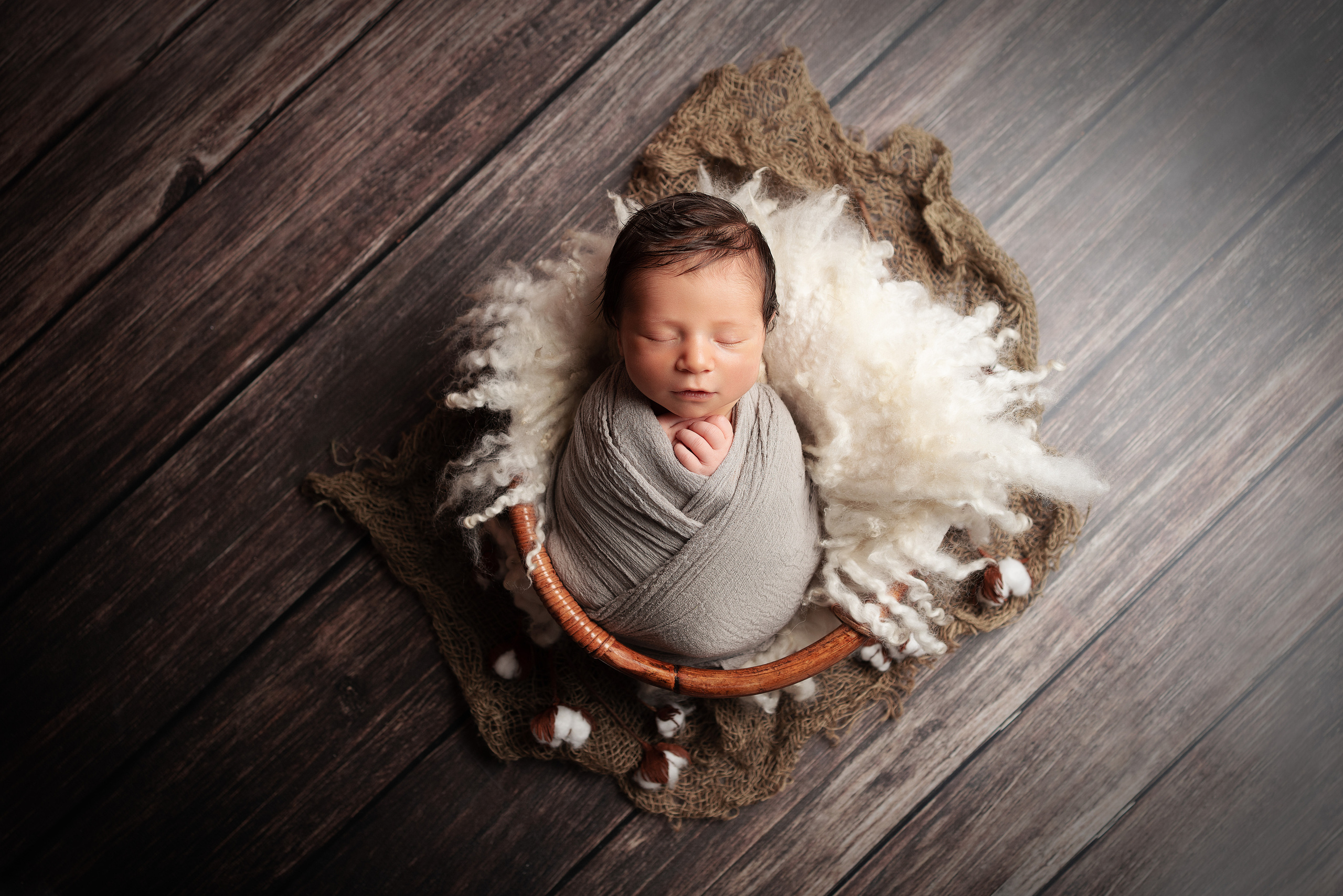 Kombination aus Grau-Braun-Tönen bei einem Neugeborenen-Fotoshooting