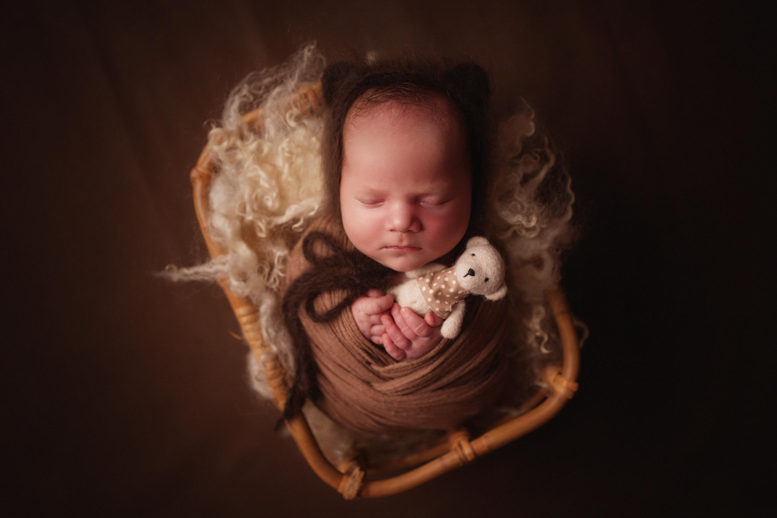 Foto eines einen Monat alten Jungen in einem dunklen Schlüssel