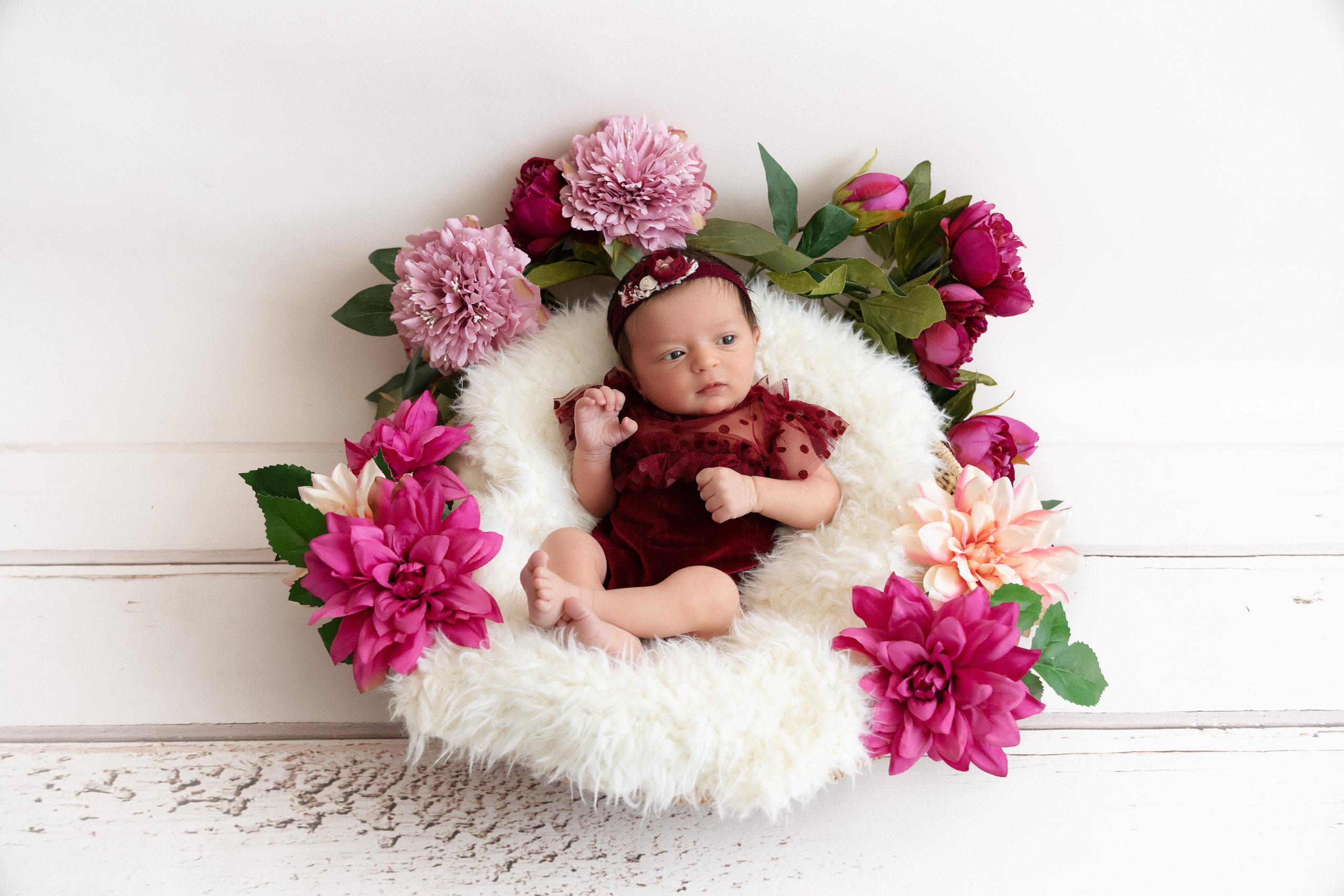 Neugeborenes in einer zauberhaften Blumenkombination von Accessoires
