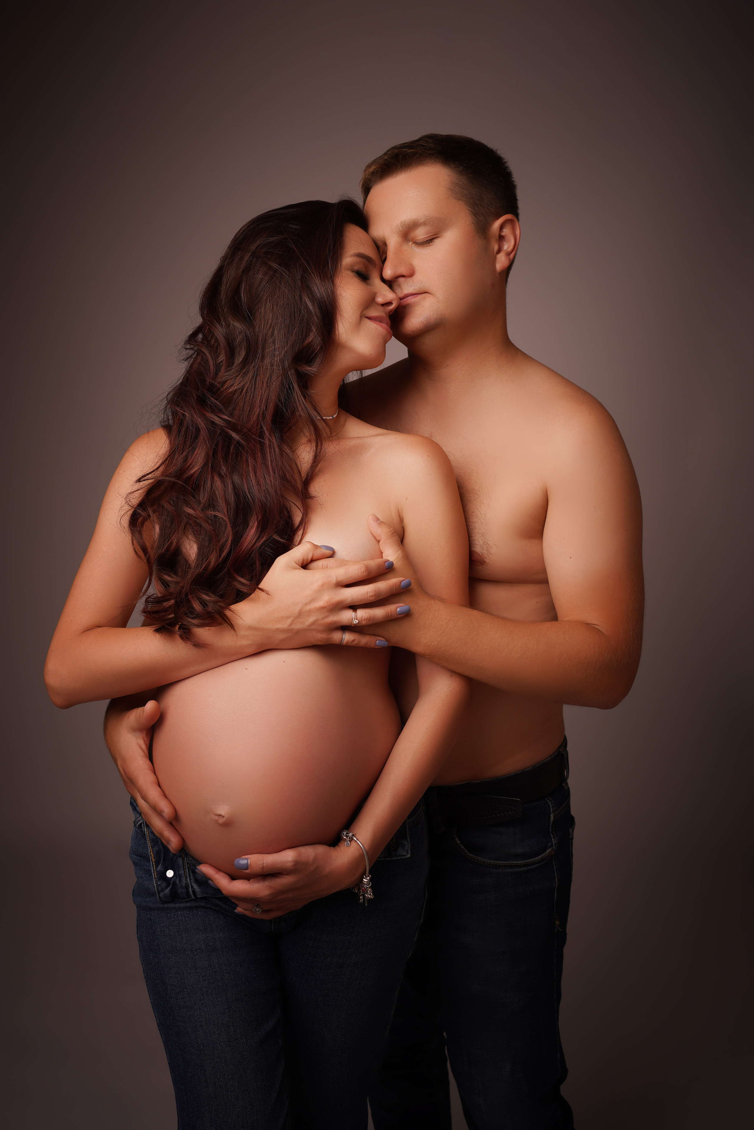 Familie halbnacktes Paar bei einem BabybauchFotoshooting