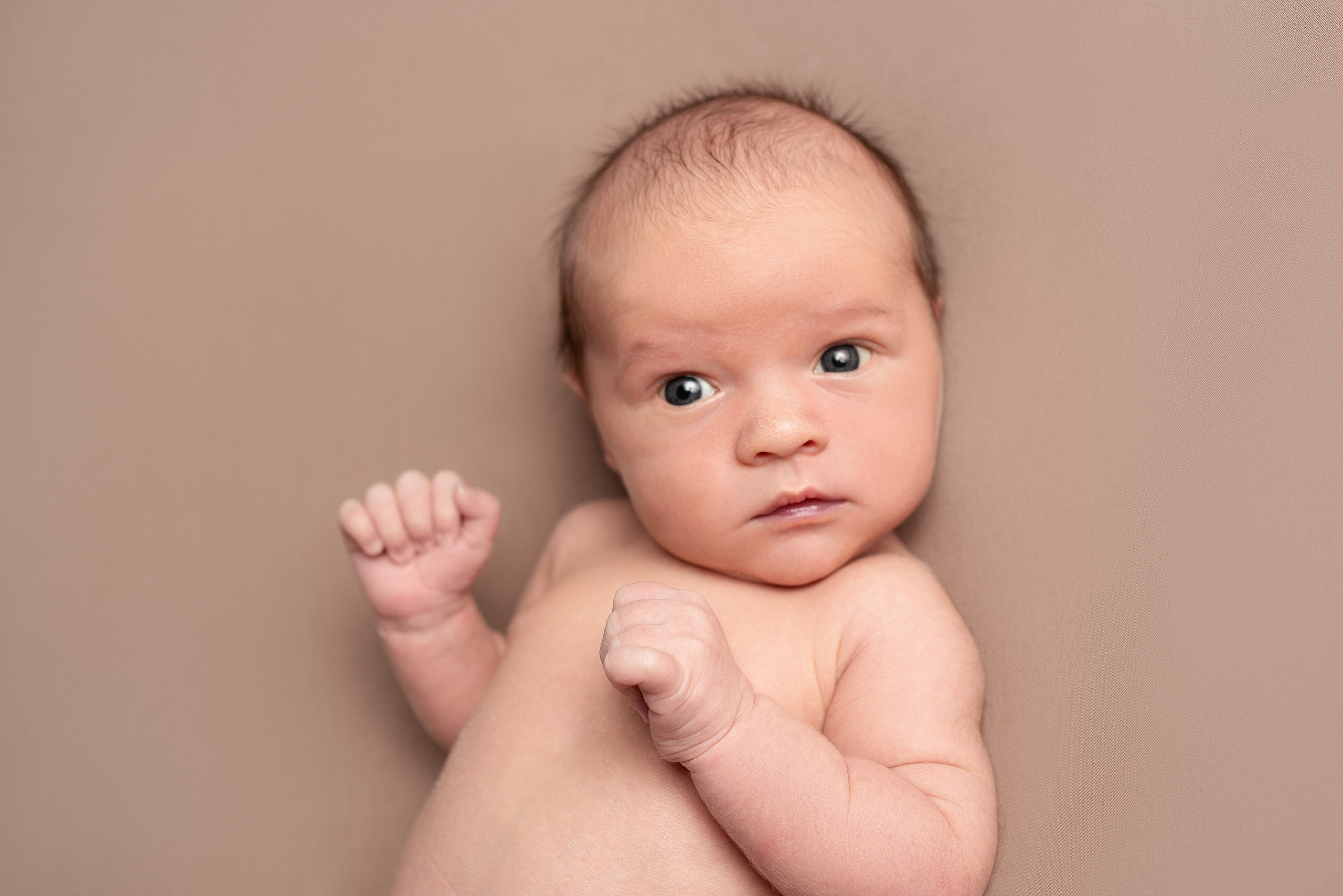 Unschuldige Blicke, die großen Augen des neugeborenen Schatzes