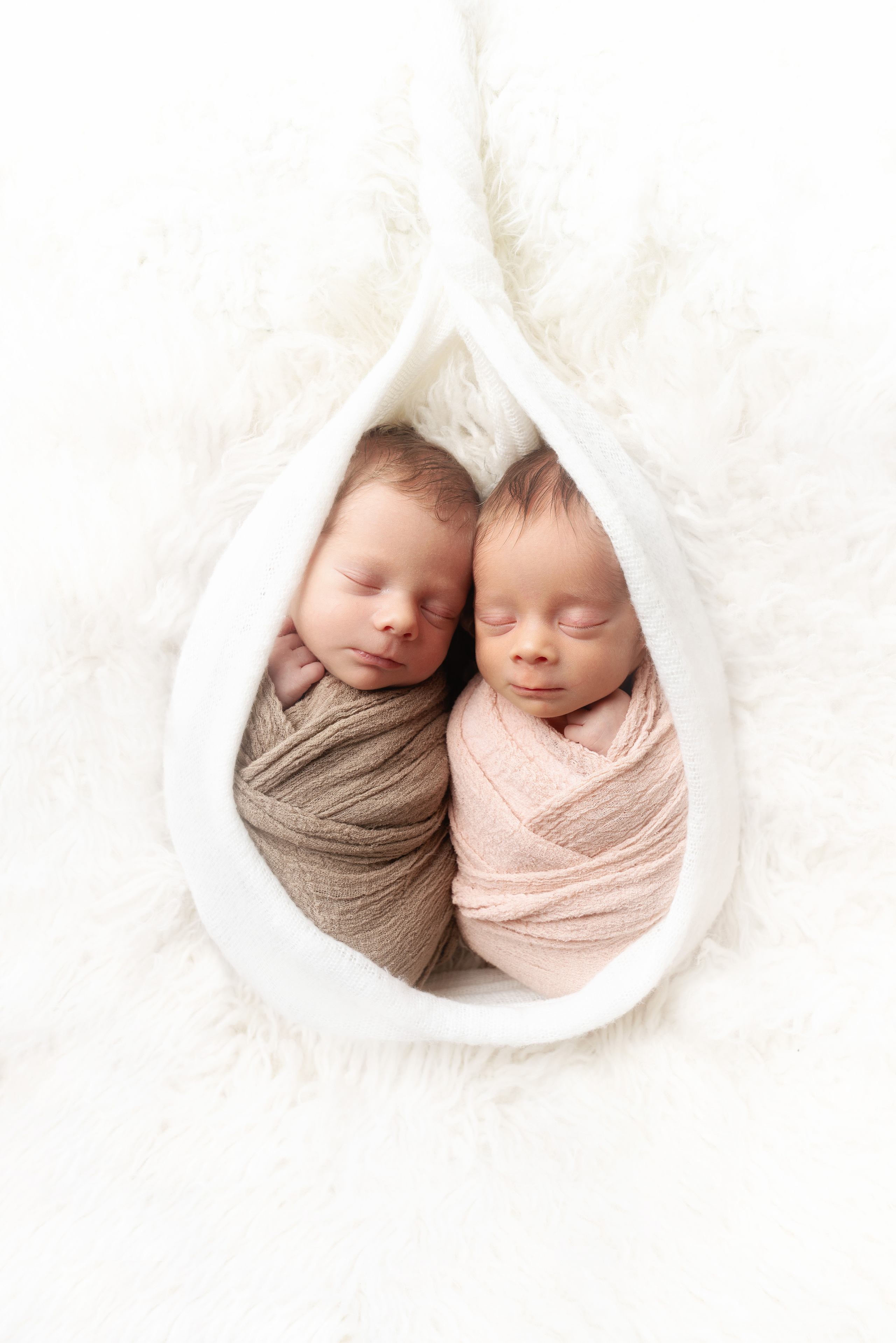 Zarte Neugeborenenfotografie im Fotostudio. Neugeborenenfotografin und Retoucher in Augsburg Nastassia Schneider