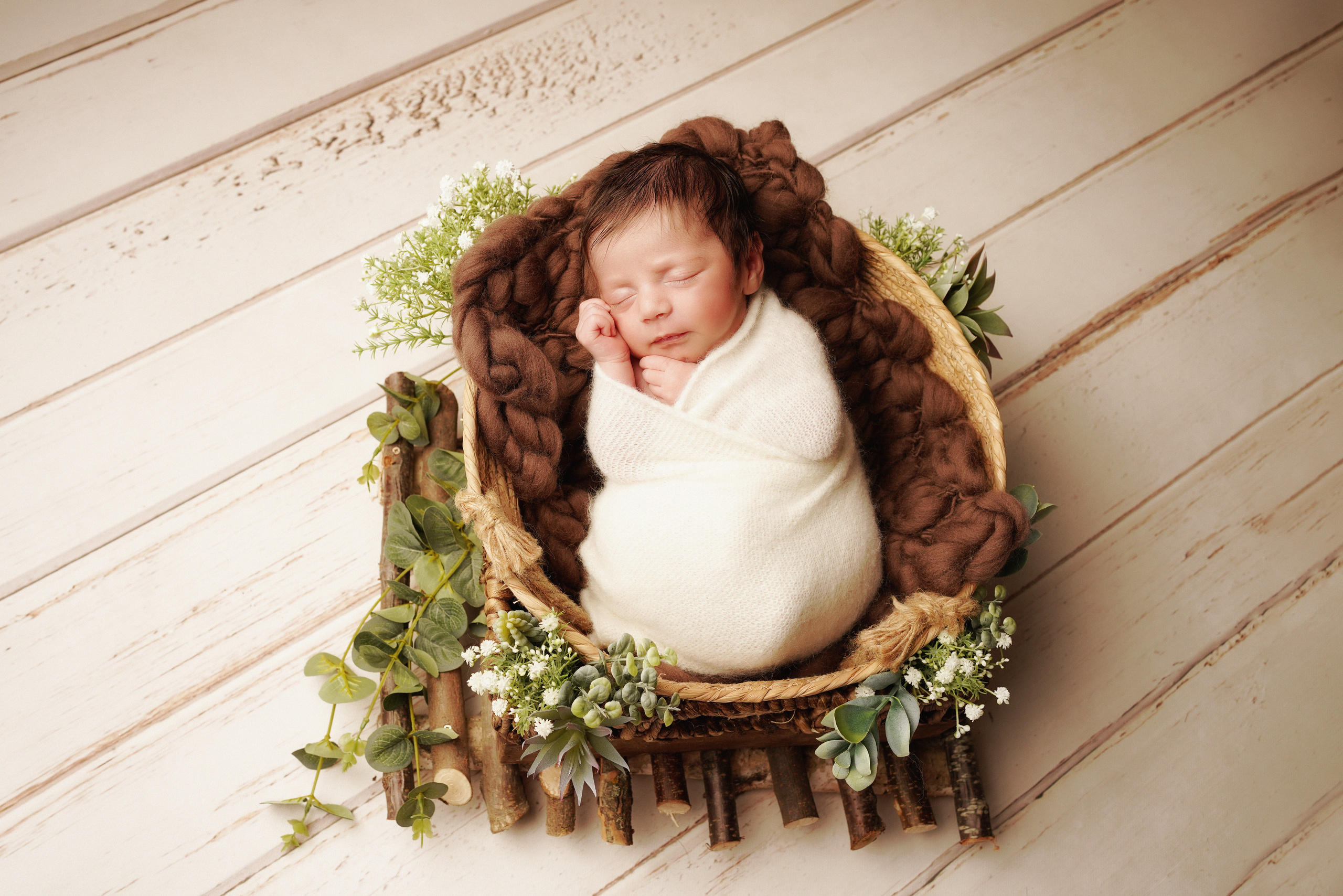 Zarte Neugeborene in himmlischer Atmosphäre