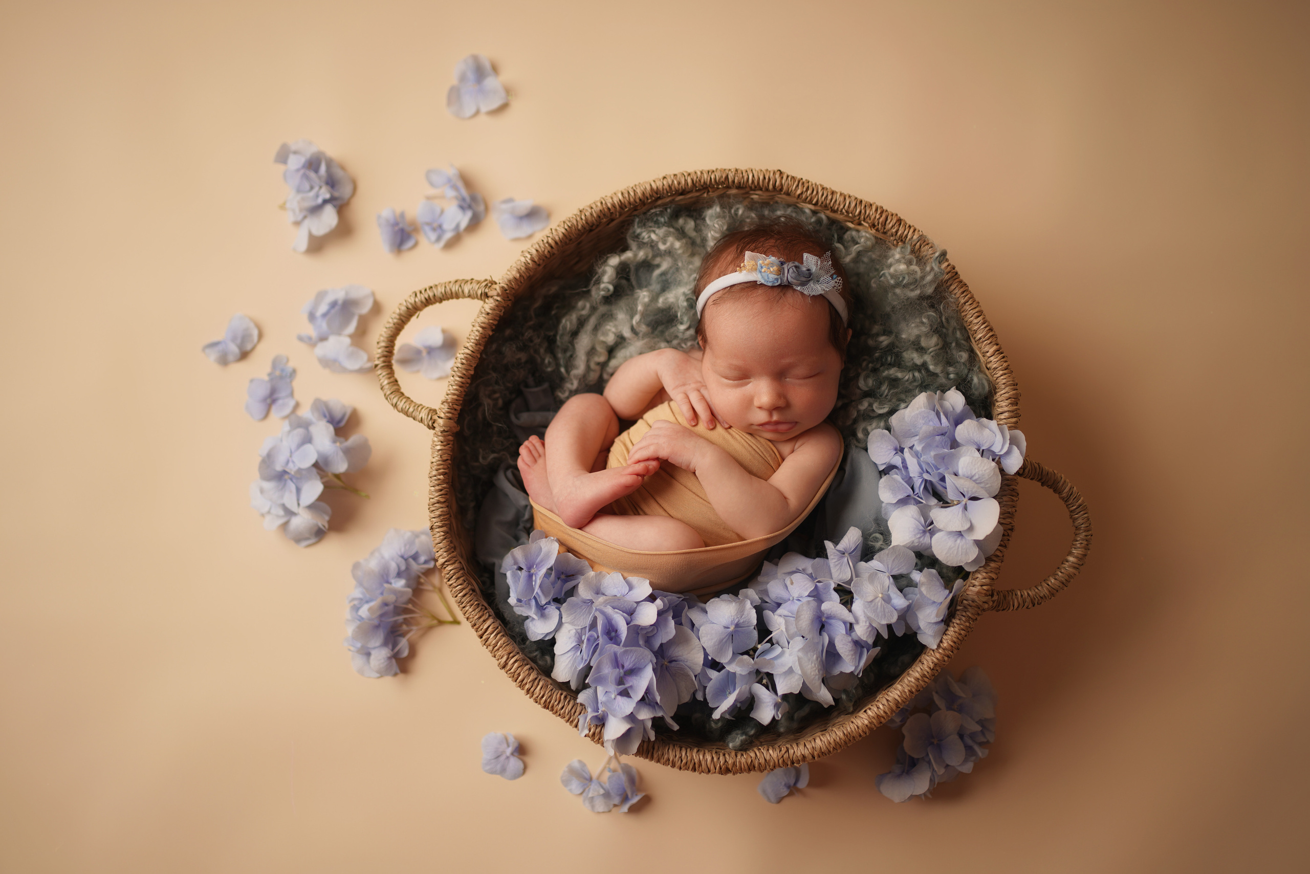 Natürliche Eleganz in Beige: Neugeborene in unterschiedlichen Schlafhaltungen