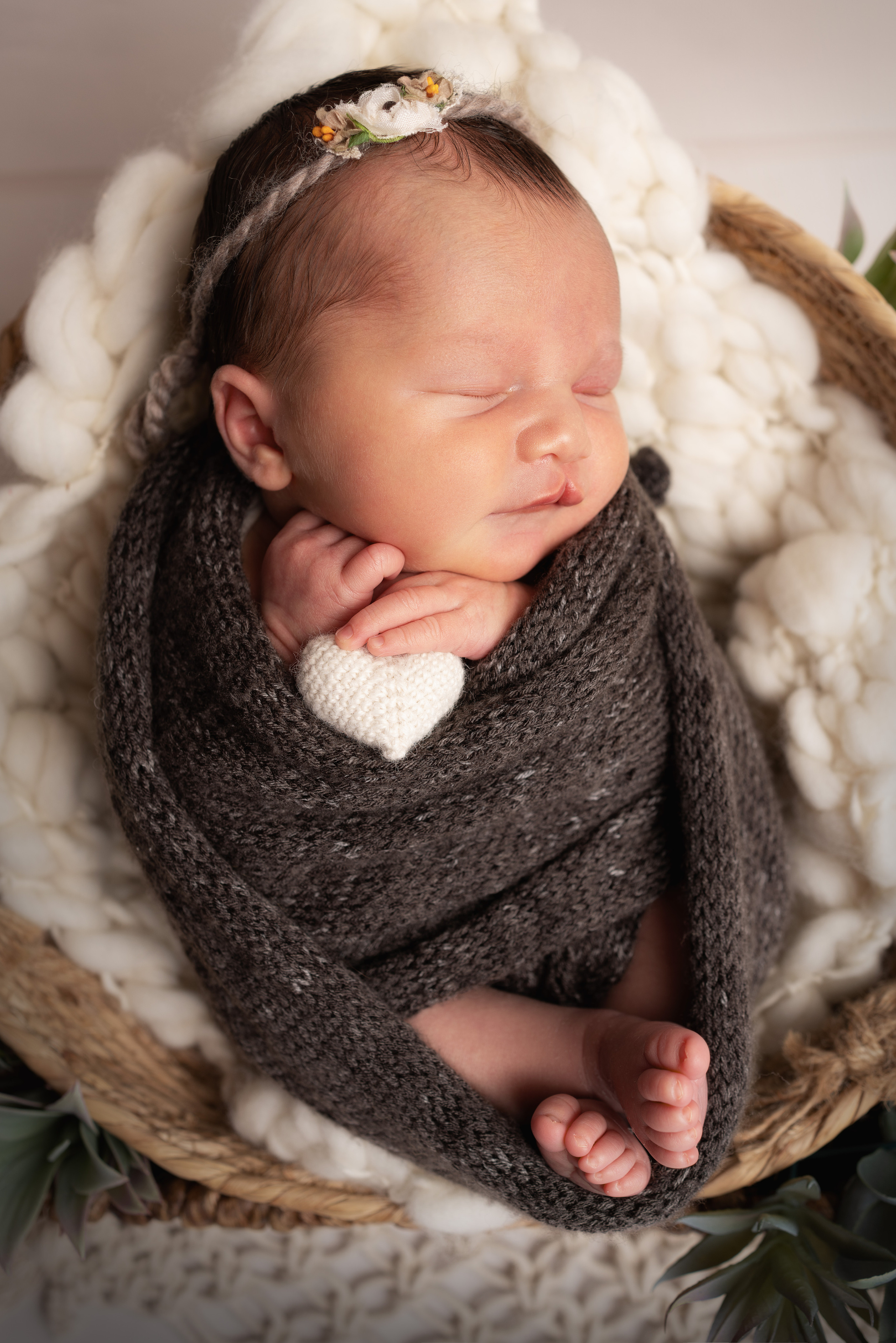 Niedliche Details des Neugeborenes in verschiedenen Posen mit süßen Accessoires