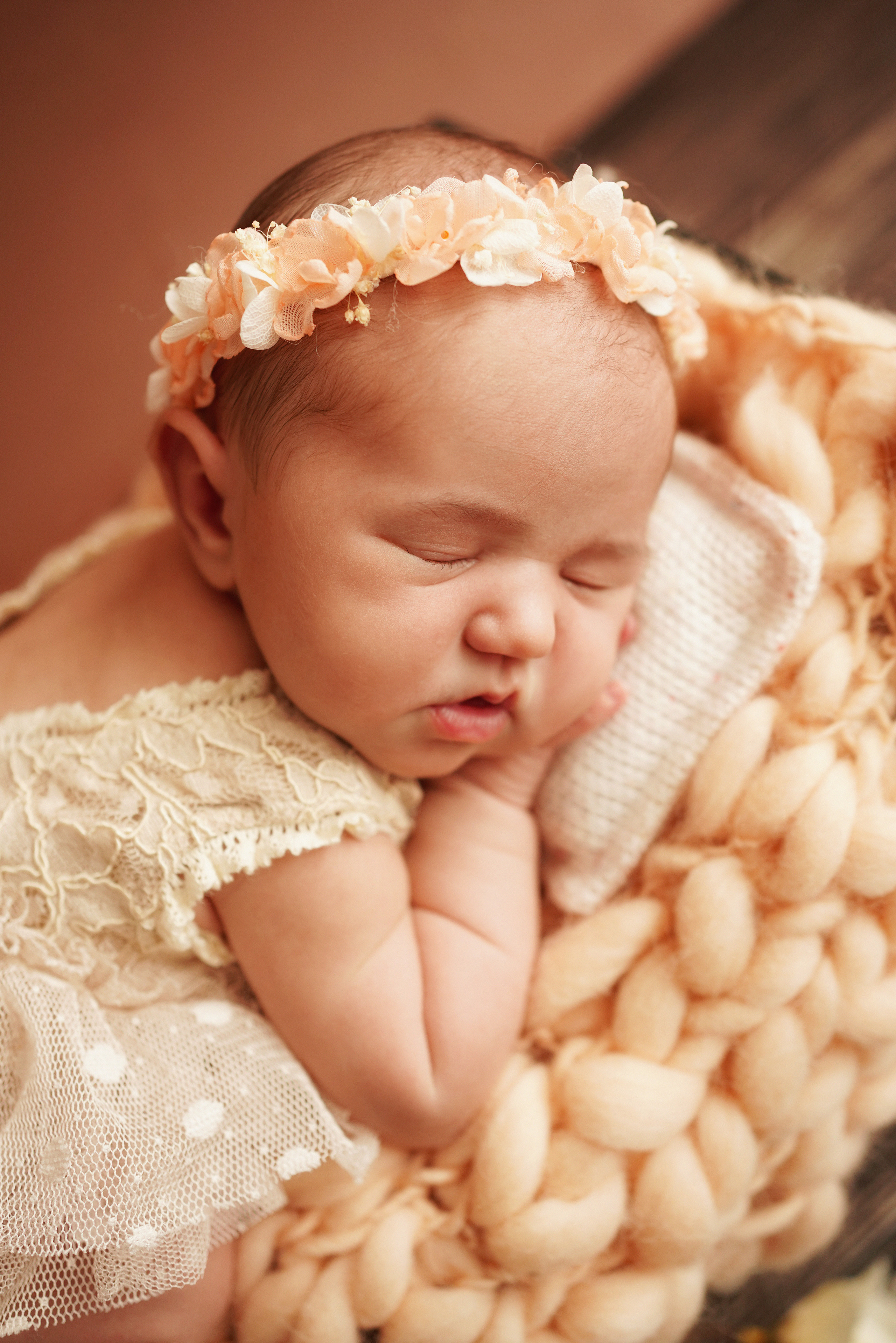 Die Magie der ersten Tage: Neugeborenenfotografie, die verzaubert