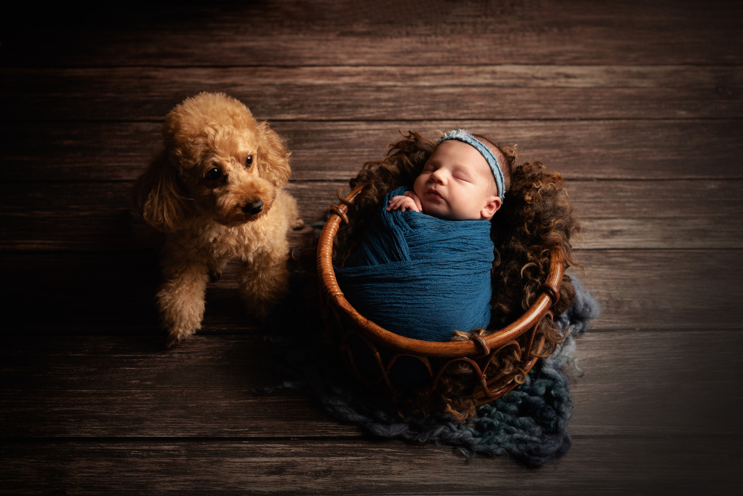 Kleine Freuden des Lebens: Babyhände, Elternliebe und ein Lächeln, das Herzen erwärmt