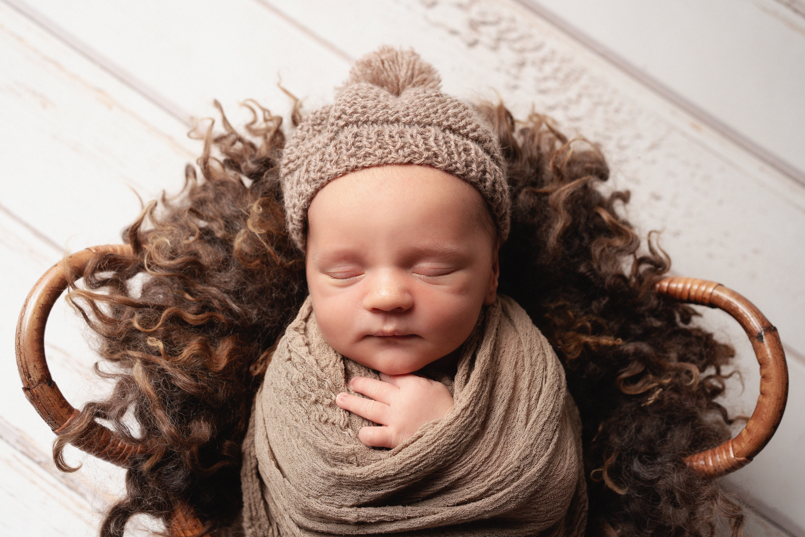 Kostbare Momente, das Baby in eleganten Outfits und niedlichen Accessoires