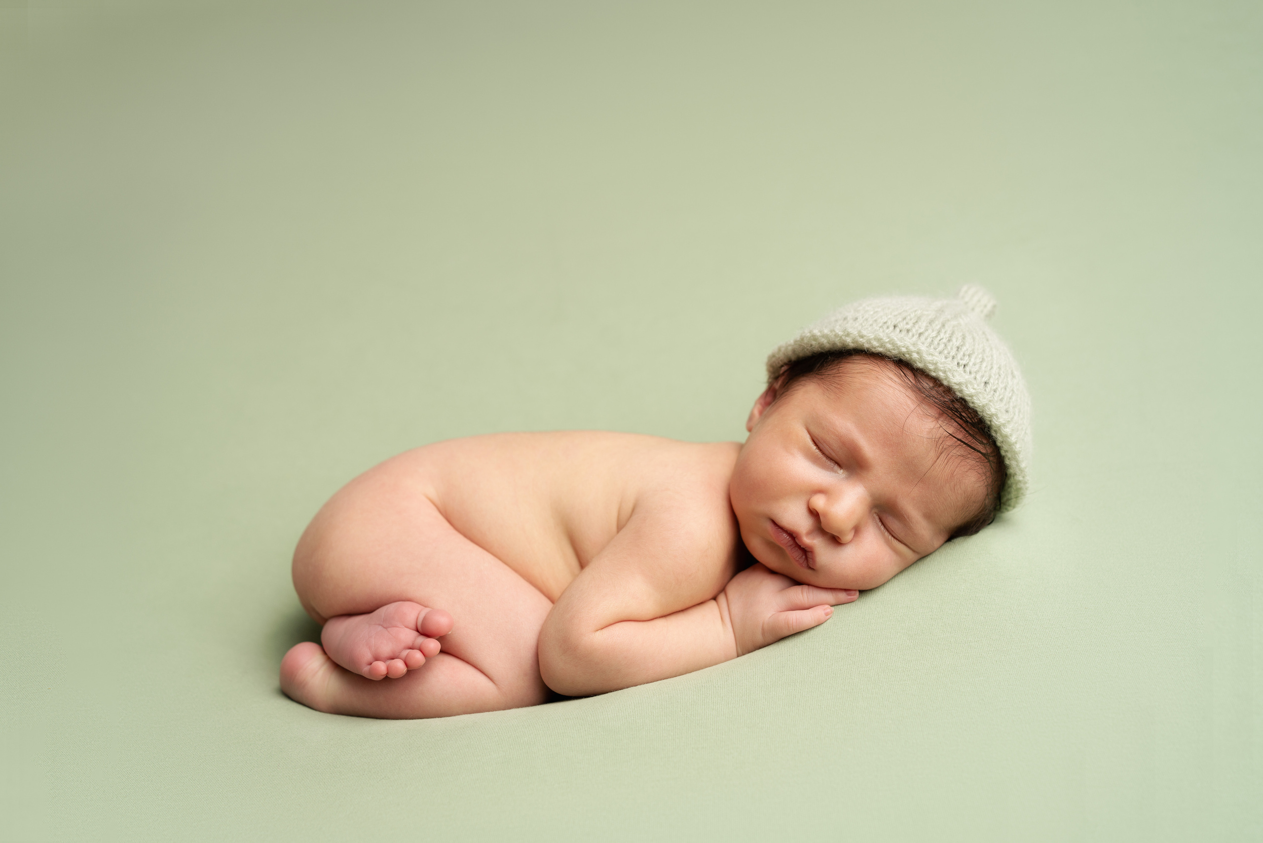 Babys in süßen Posen und  bezaubernder Requisite