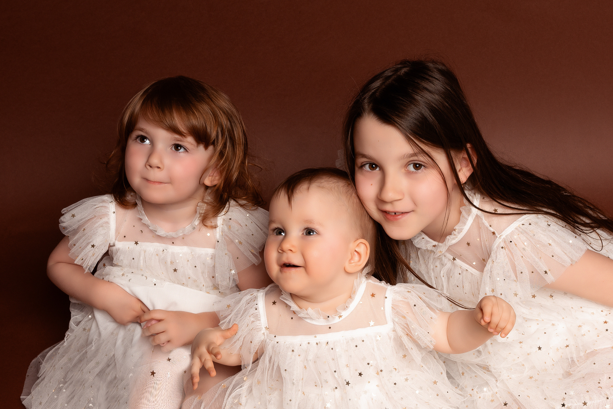 Ein Foto von Schwestern sieht vor einem dunklen Hintergrund großartig aus